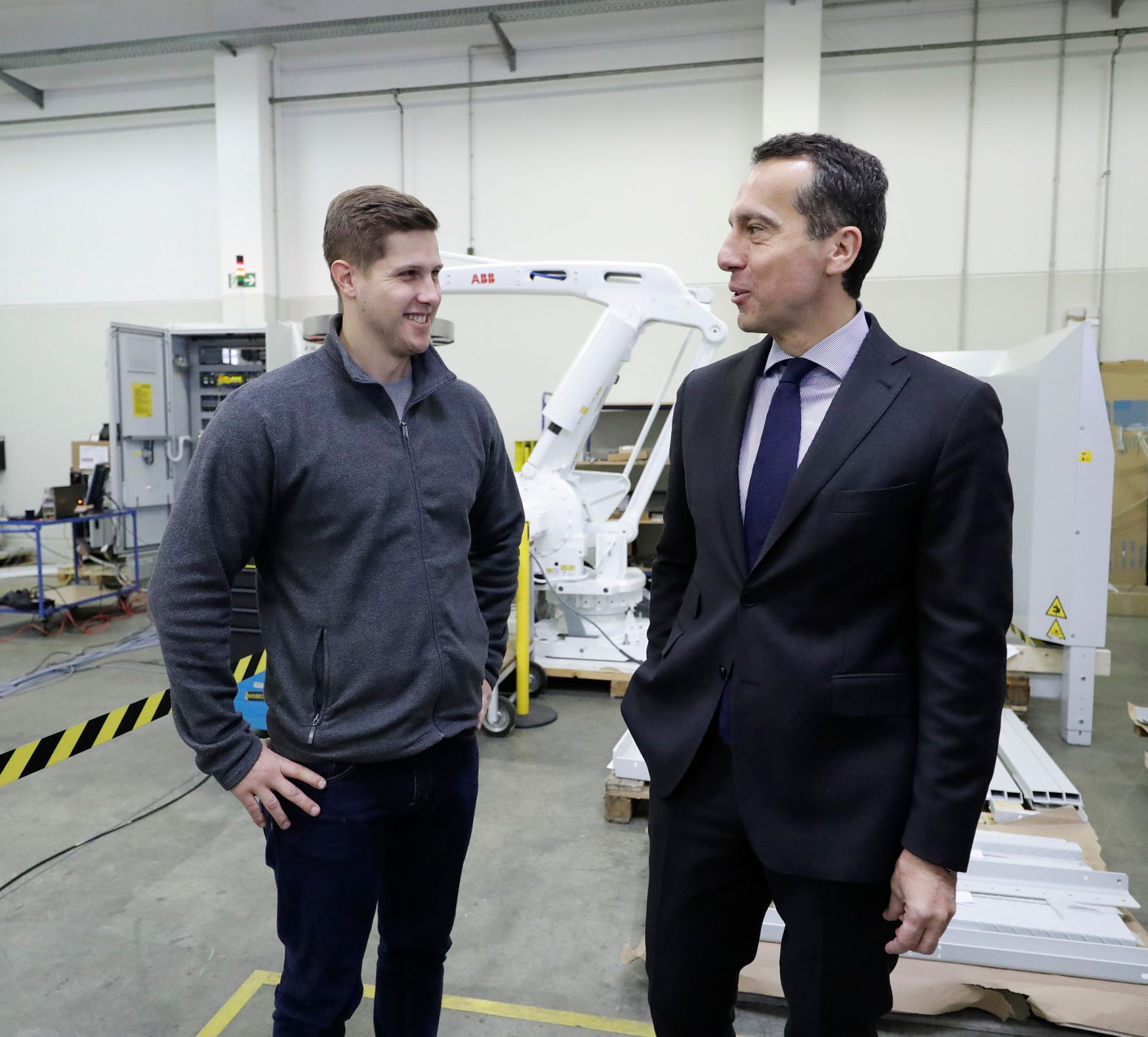 Am 4. November 2016 besuchte Bundeskanzler Christian Kern (r.) die Firma Merten GesmbH. Im Bild mit einem Mitarbeiter (l.).