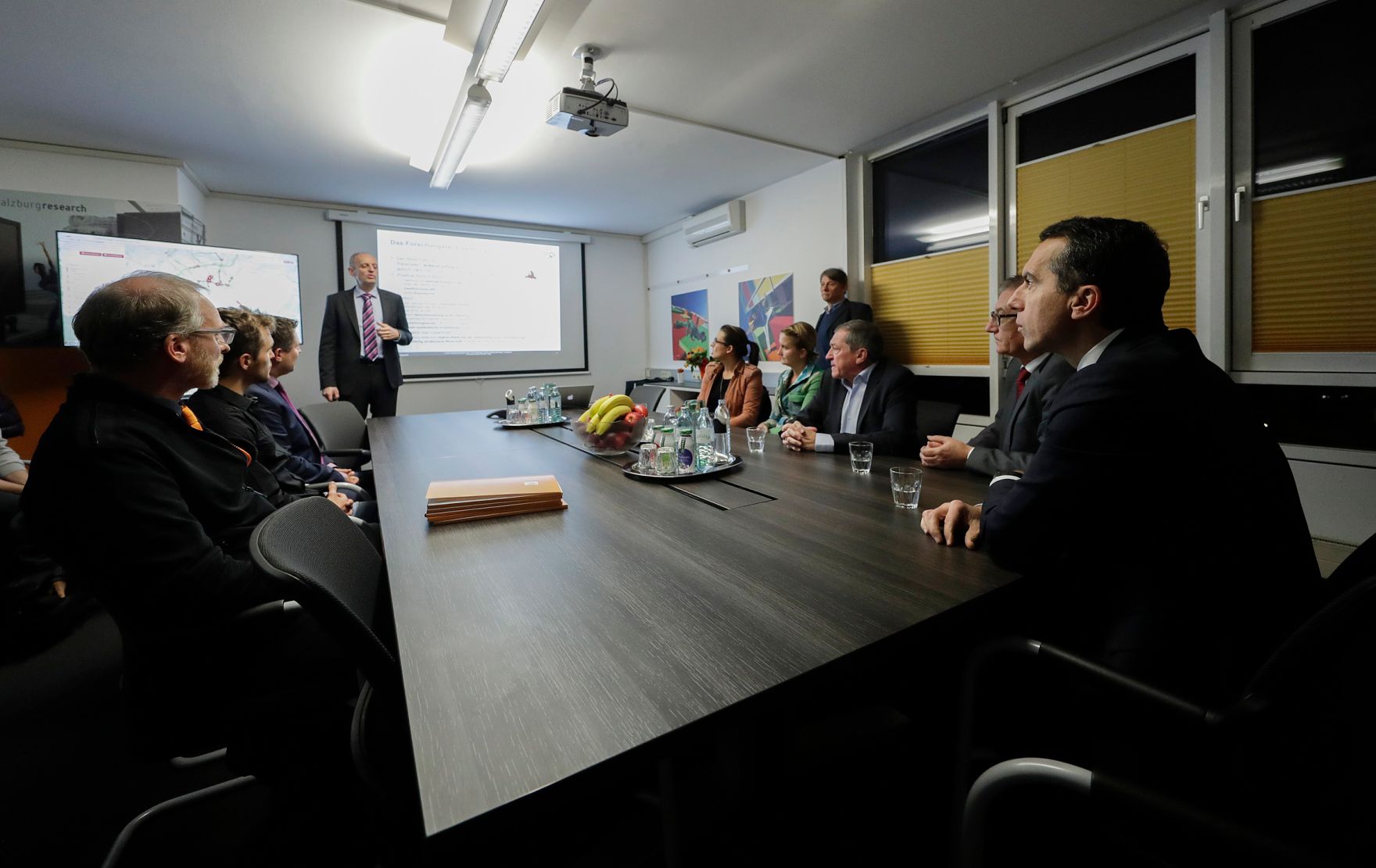 Am 8. November 2016 besuchte Bundeskanzler Christian Kern (r.) das Bundesland Salzburg. Im Bild bei der Firma Salzburg Research Forschungsgesellschaft m.b.H..