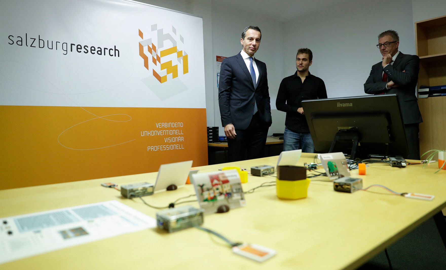 Am 8. November 2016 besuchte Bundeskanzler Christian Kern (l.) das Bundesland Salzburg. Im Bild bei der Firma Salzburg Research Forschungsgesellschaft m.b.H..