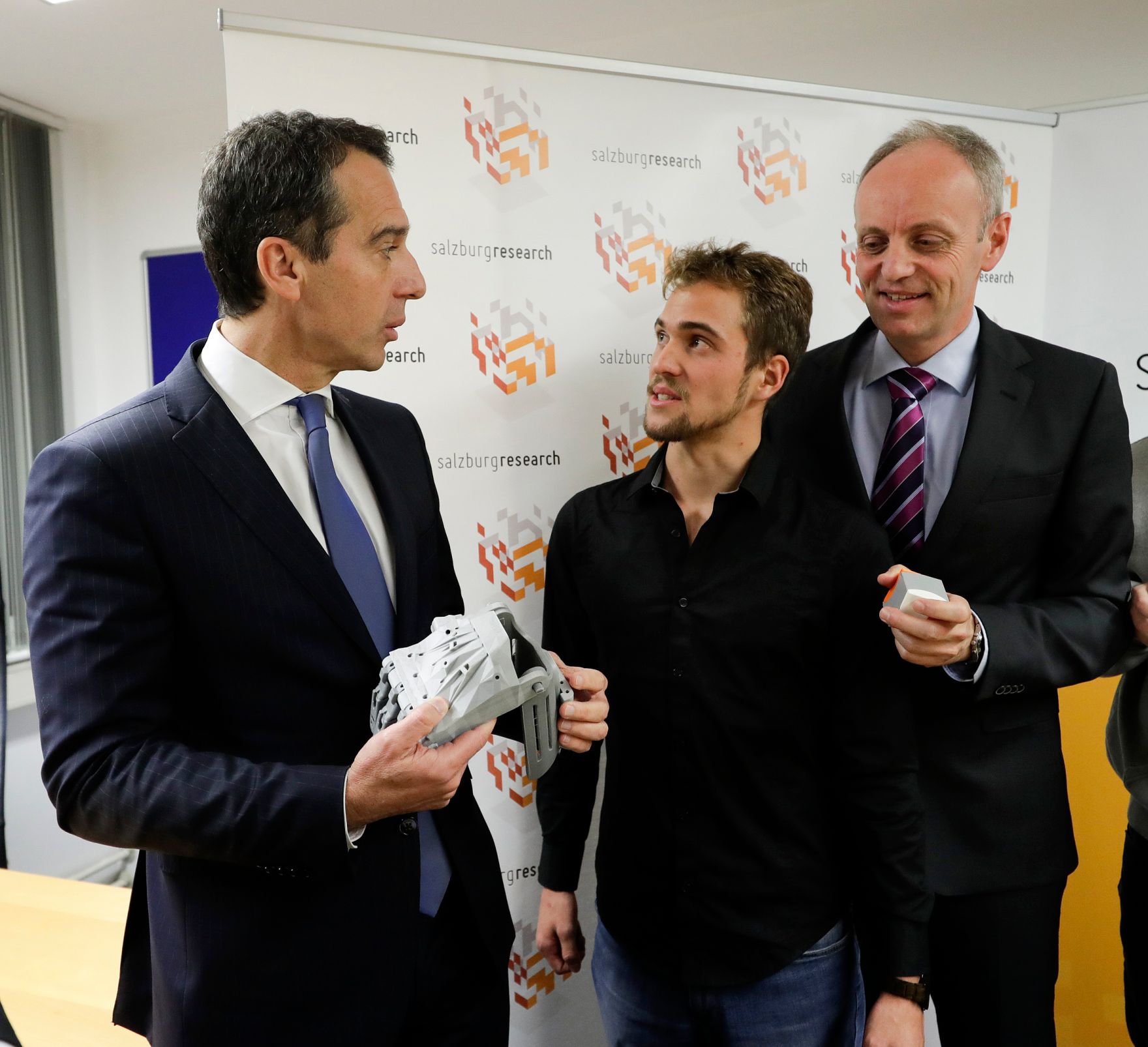 Am 8. November 2016 besuchte Bundeskanzler Christian Kern (l.) das Bundesland Salzburg. Im Bild bei der Firma Salzburg Research Forschungsgesellschaft m.b.H..