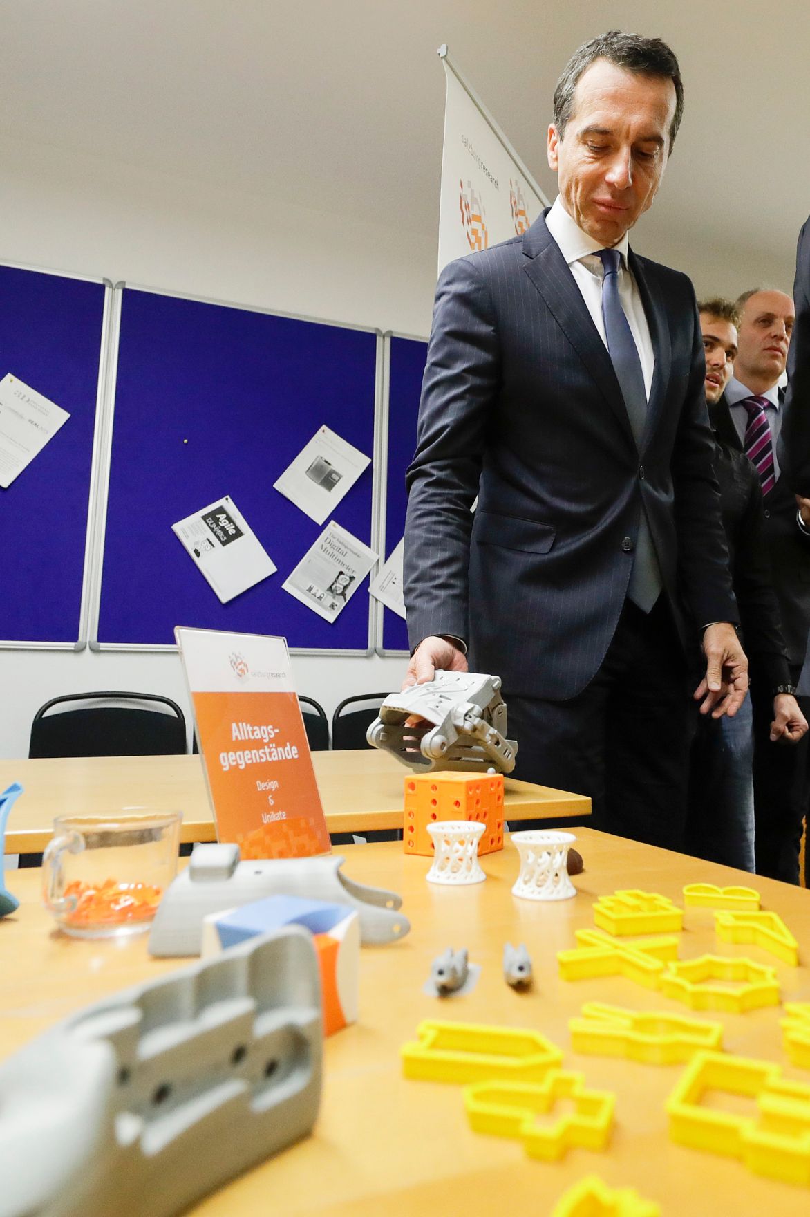 Am 8. November 2016 besuchte Bundeskanzler Christian Kern das Bundesland Salzburg. Im Bild bei der Firma Salzburg Research Forschungsgesellschaft m.b.H..