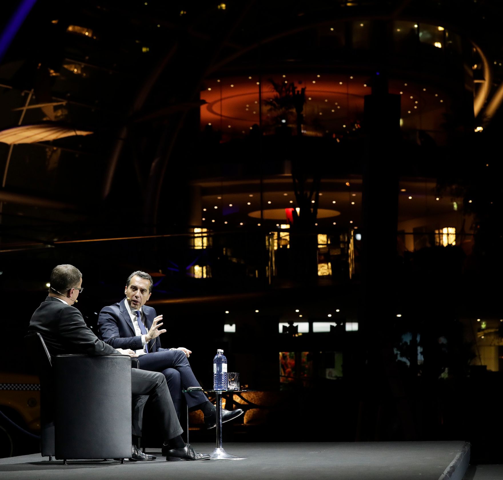 Am 8. November 2016 besuchte Bundeskanzler Christian Kern (r.) das Bundesland Salzburg. Im Bild bei dem Industrie- und Zukunftsforum Salzburg.