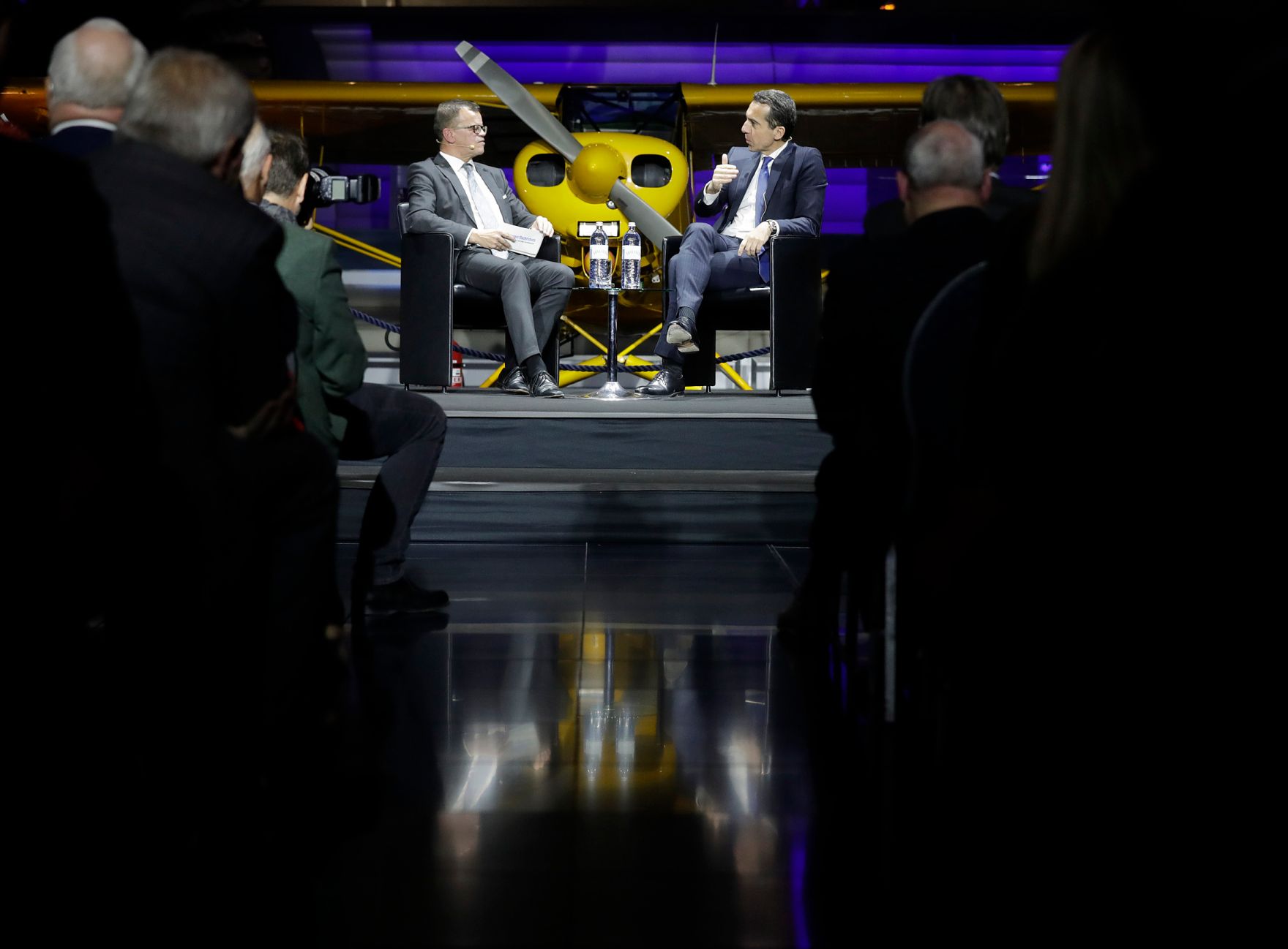 Am 8. November 2016 besuchte Bundeskanzler Christian Kern (r.) das Bundesland Salzburg. Im Bild bei dem Industrie- und Zukunftsforum Salzburg.