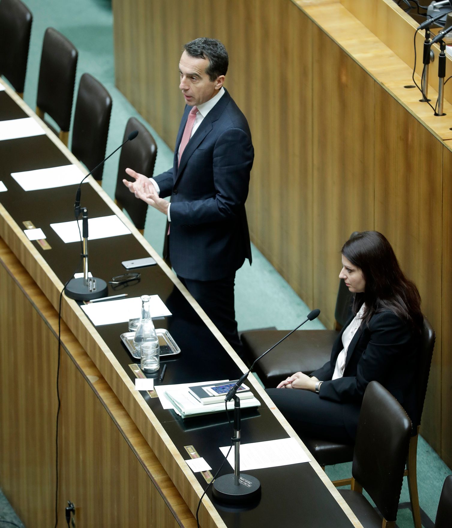 Am 9. November 2016 sprach Bundeskanzler Christian Kern (l.) in der Aktuellen Europastunde bei der Nationalratssitzung im Parlament. Im Bild mit Staatssekret&auml;r Muna Duzdar (r.).