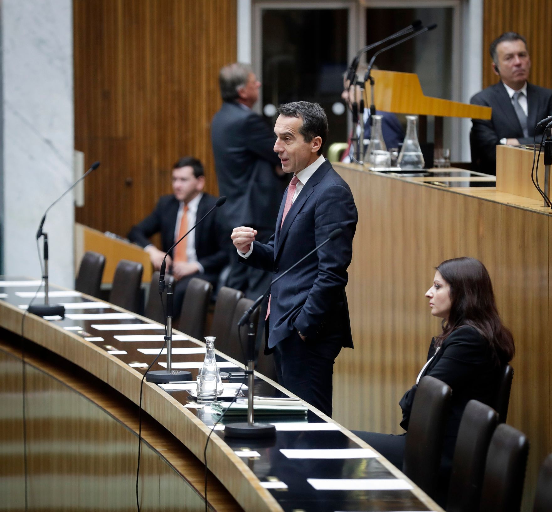 Am 9. November 2016 sprach Bundeskanzler Christian Kern (l.) in der Aktuellen Europastunde bei der Nationalratssitzung im Parlament. Im Bild mit Staatssekret&auml;r Muna Duzdar (r.).