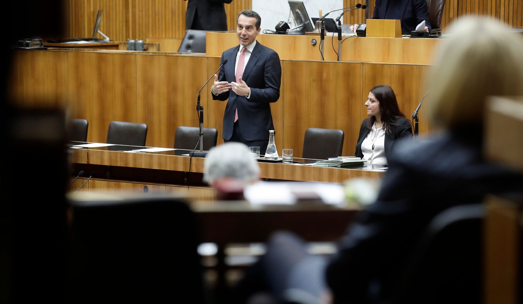 Am 9. November 2016 sprach Bundeskanzler Christian Kern (l.) in der Aktuellen Europastunde bei der Nationalratssitzung im Parlament. Im Bild mit Staatssekret&auml;r Muna Duzdar (r.).