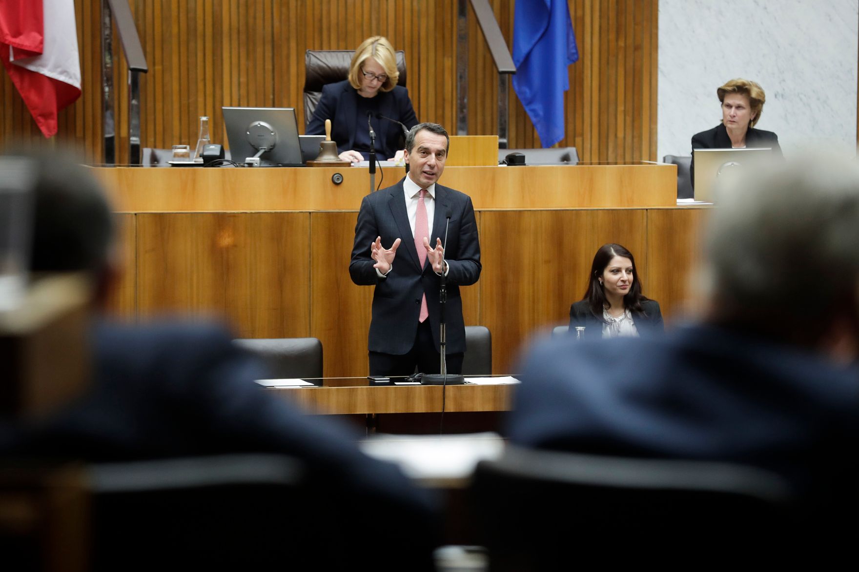 Am 9. November 2016 sprach Bundeskanzler Christian Kern (l.) in der Aktuellen Europastunde bei der Nationalratssitzung im Parlament. Im Bild mit Staatssekret&auml;r Muna Duzdar (r.).
