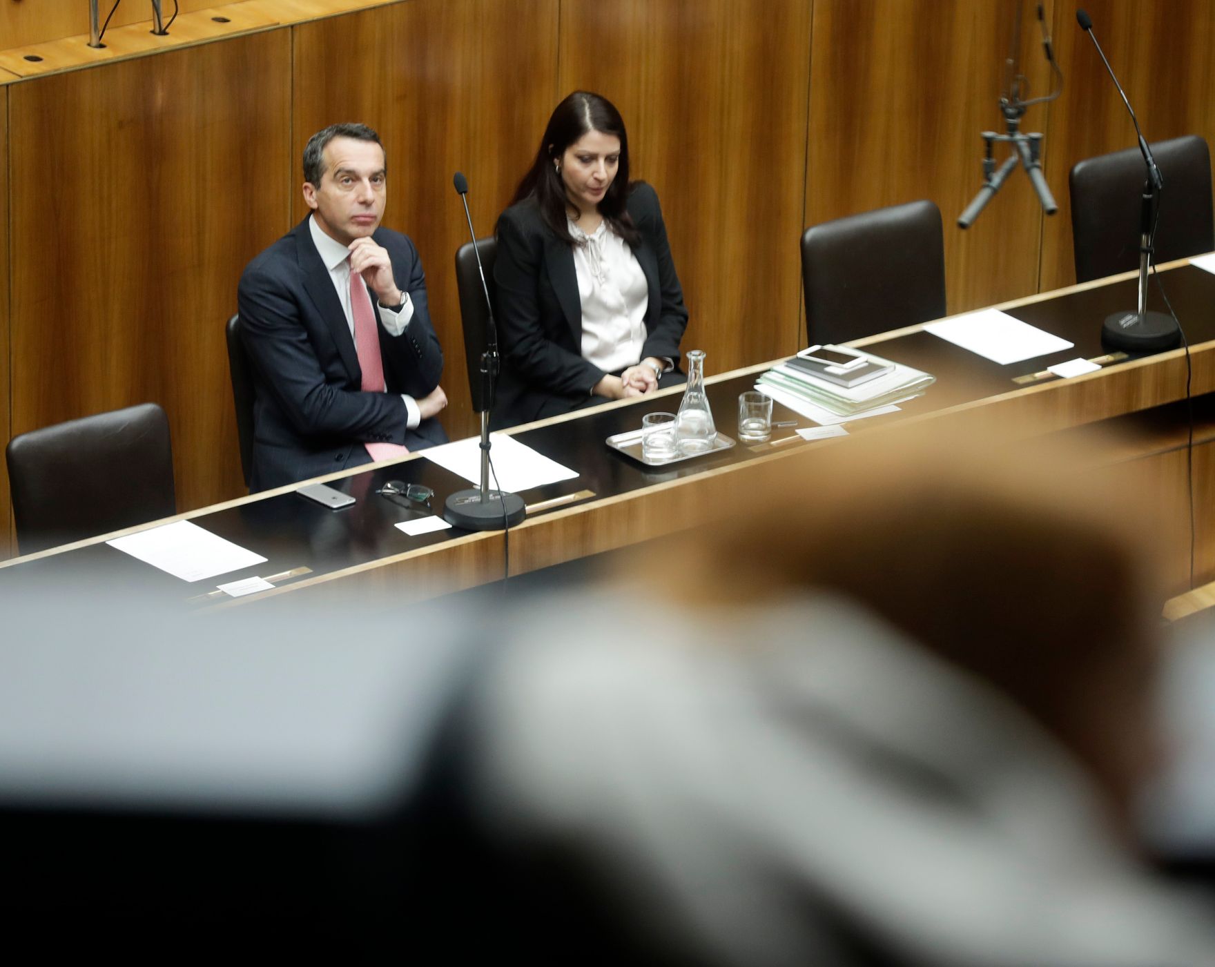 Am 9. November 2016 sprach Bundeskanzler Christian Kern (l.) in der Aktuellen Europastunde bei der Nationalratssitzung im Parlament. Im Bild mit Staatssekret&auml;r Muna Duzdar (r.).