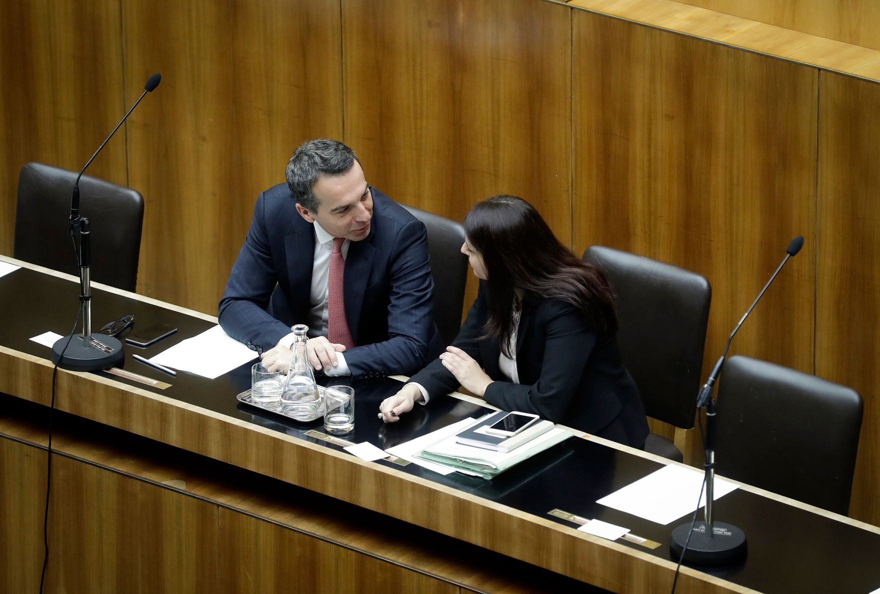 Am 9. November 2016 sprach Bundeskanzler Christian Kern (l.) in der Aktuellen Europastunde bei der Nationalratssitzung im Parlament. Im Bild mit Staatssekret&auml;r Muna Duzdar (r.).