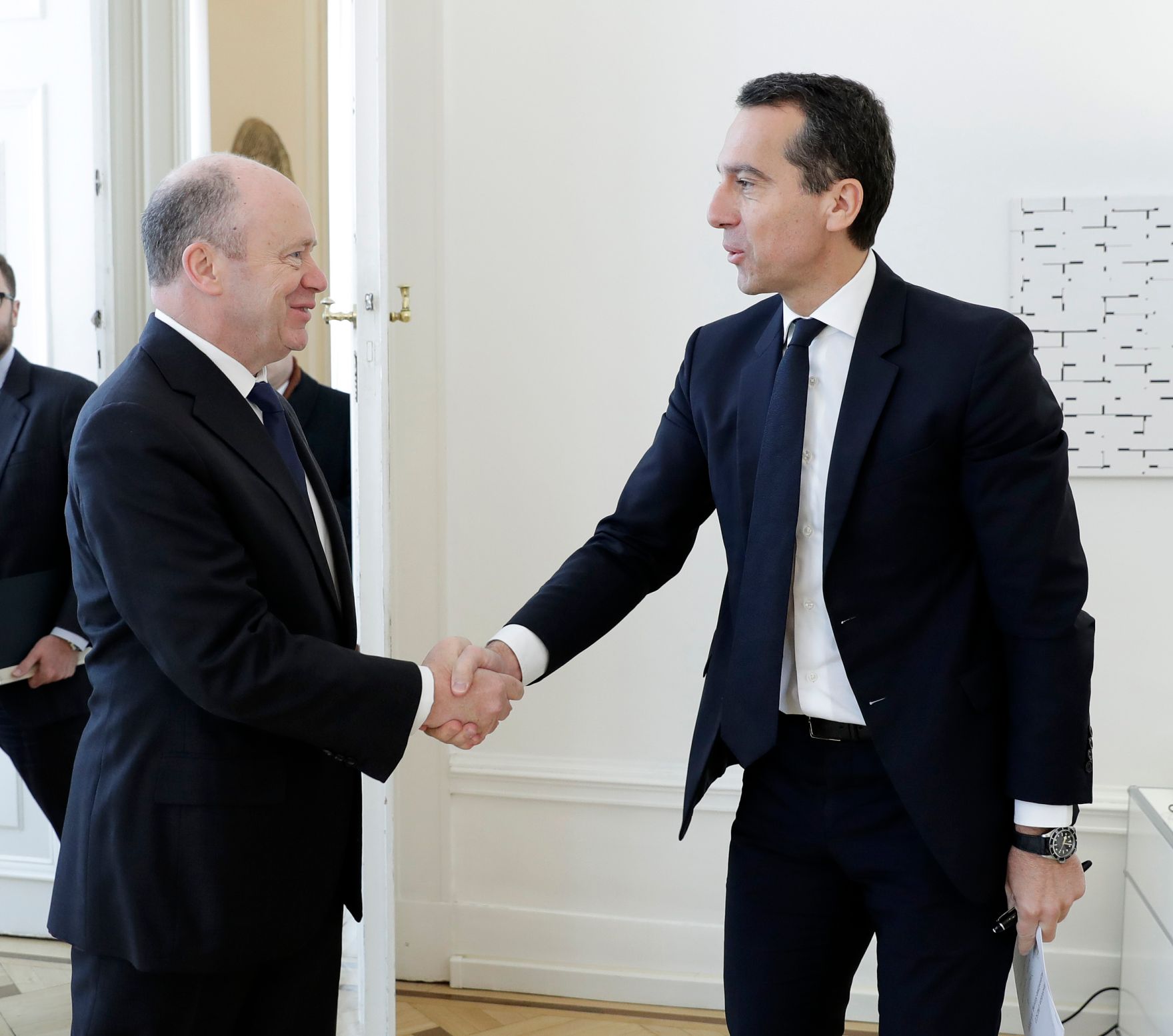 Am 10. November 2016 empfing Bundeskanzler Christian Kern (r.) den Vorstandsvorsitzenden der Deutschen Bank John Cryan (l.) zu einem Gespr&auml;ch.