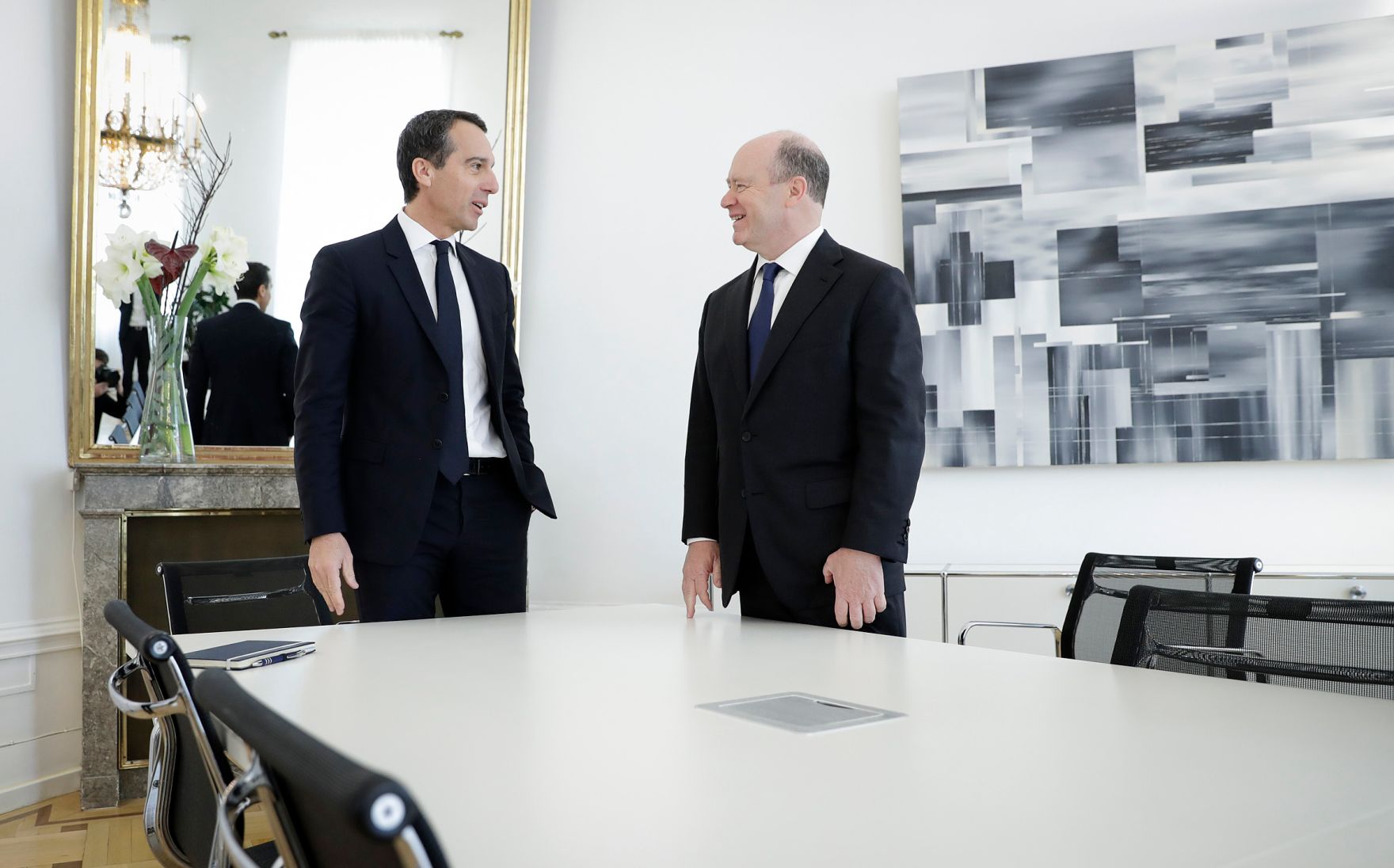Am 10. November 2016 empfing Bundeskanzler Christian Kern (l.) den Vorstandsvorsitzenden der Deutschen Bank John Cryan (r.) zu einem Gespr&auml;ch.