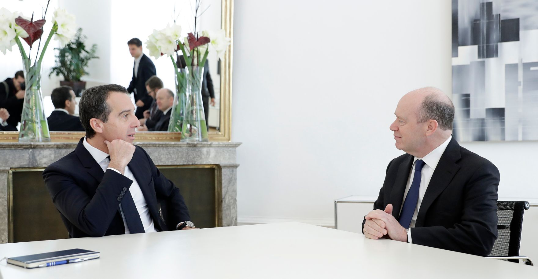 Am 10. November 2016 empfing Bundeskanzler Christian Kern (l.) den Vorstandsvorsitzenden der Deutschen Bank John Cryan (r.) zu einem Gespr&auml;ch.