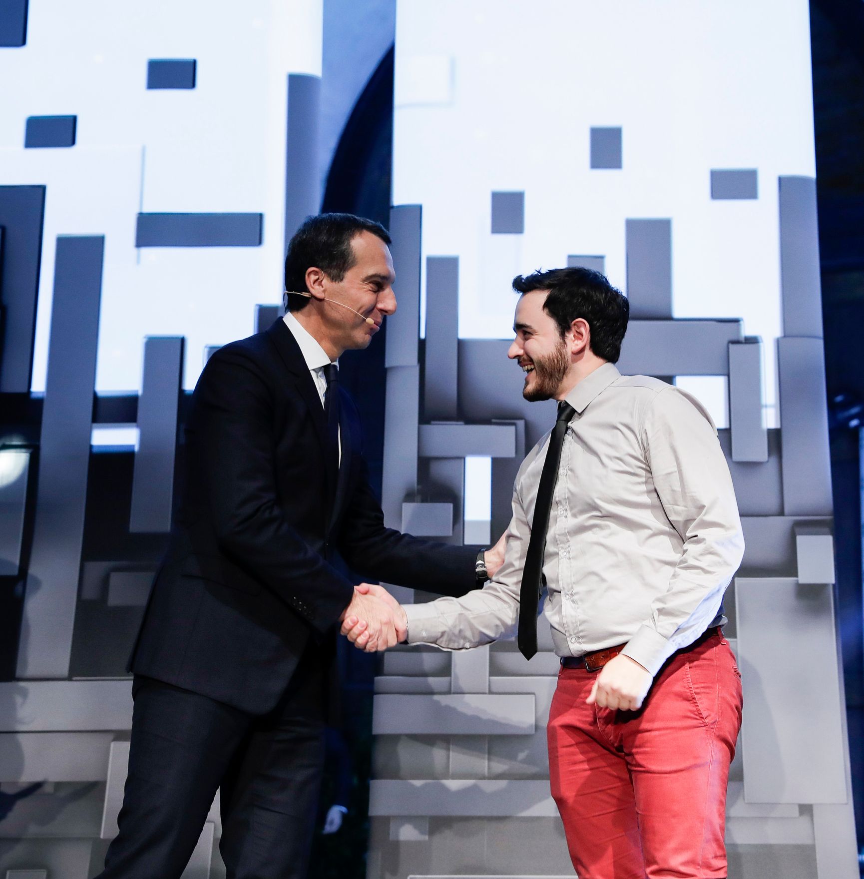 Am 10. November 2016 er&ouml;ffnete Bundeskanzler Christian Kern (l.) den futurezone Award 2016.