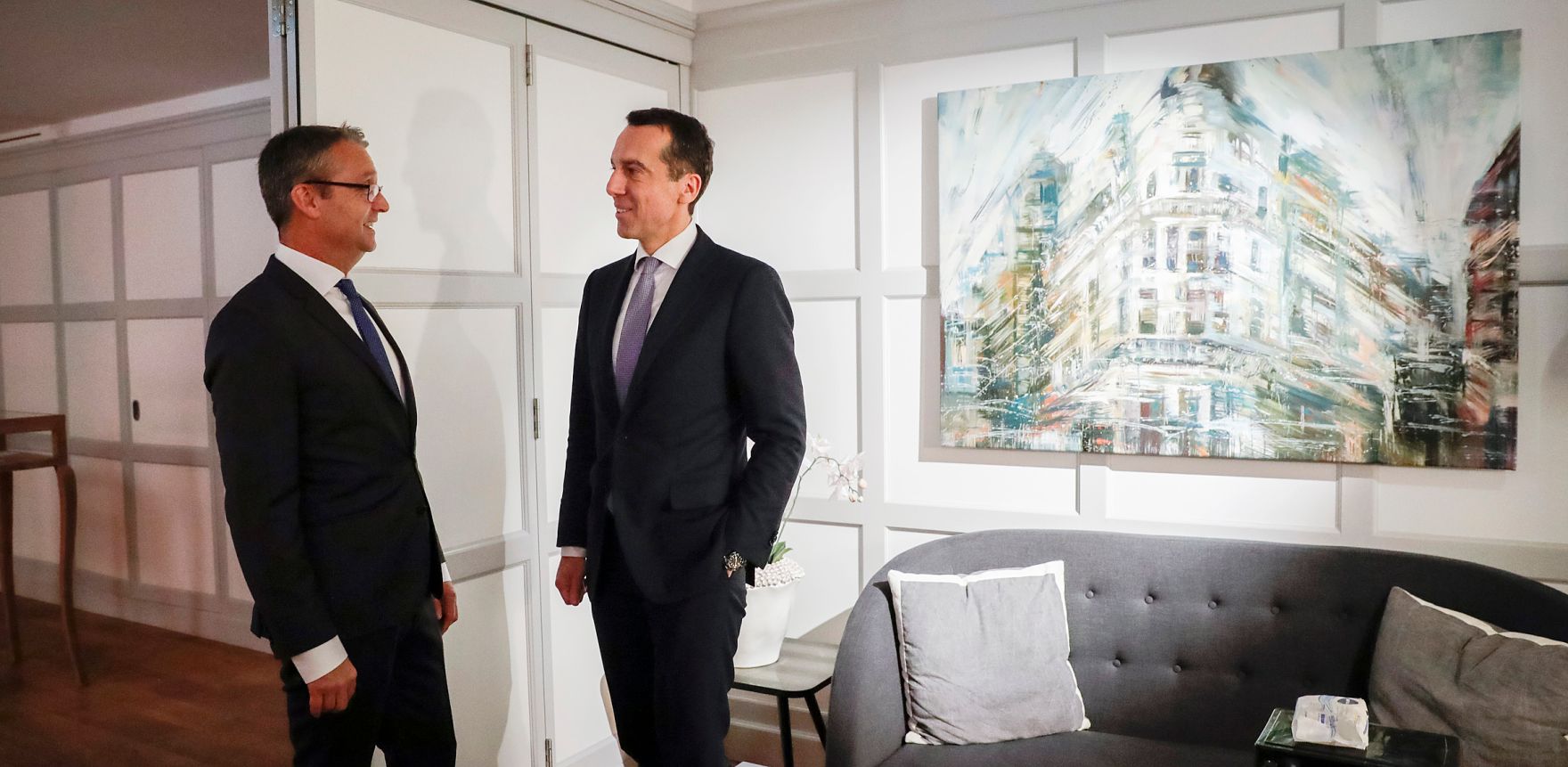 Am 14. November 2016 diskutierte Bundeskanzler Christian Kern (r.) mit dem Handelsblatt-Herausgeber Gabor Steingart (l.) beim Handelsblatt Dinner.