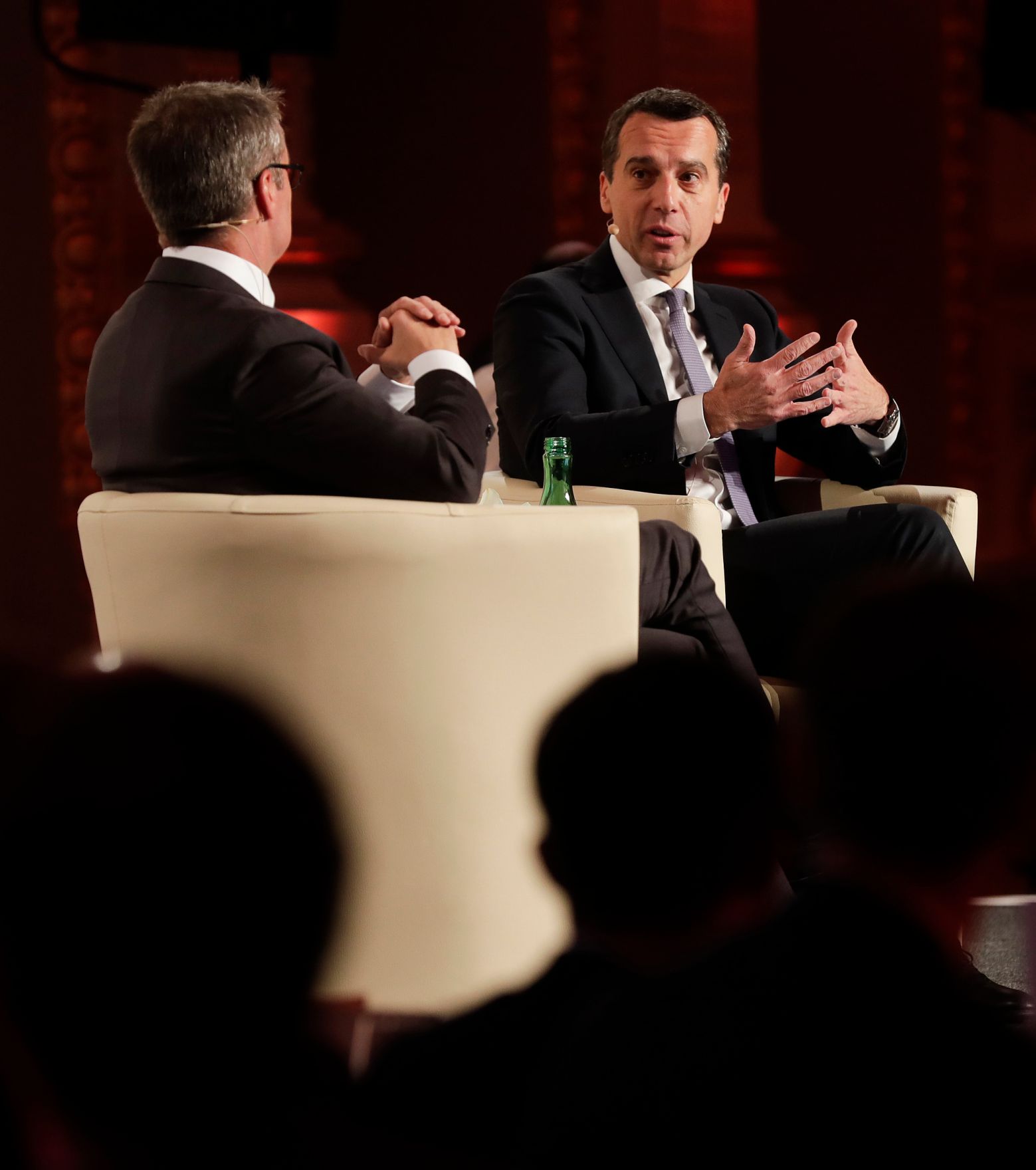 Am 14. November 2016 diskutierte Bundeskanzler Christian Kern (r.) mit dem Handelsblatt-Herausgeber Gabor Steingart (l.) beim Handelsblatt Dinner.