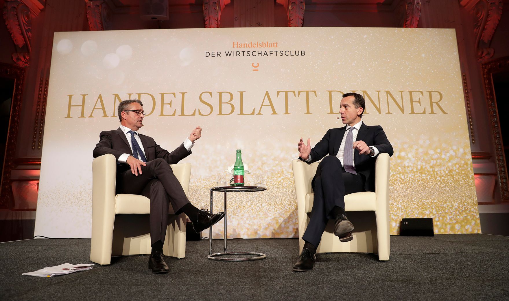 Am 14. November 2016 diskutierte Bundeskanzler Christian Kern (r.) mit dem Handelsblatt-Herausgeber Gabor Steingart (l.) beim Handelsblatt Dinner.