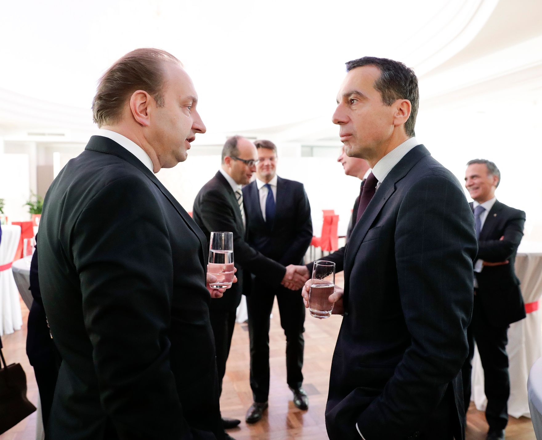 Am 15. November 2016 traf Bundeskanzler Christian Kern (r.) die EU-Botschafter zu einem Gespr&auml;ch.