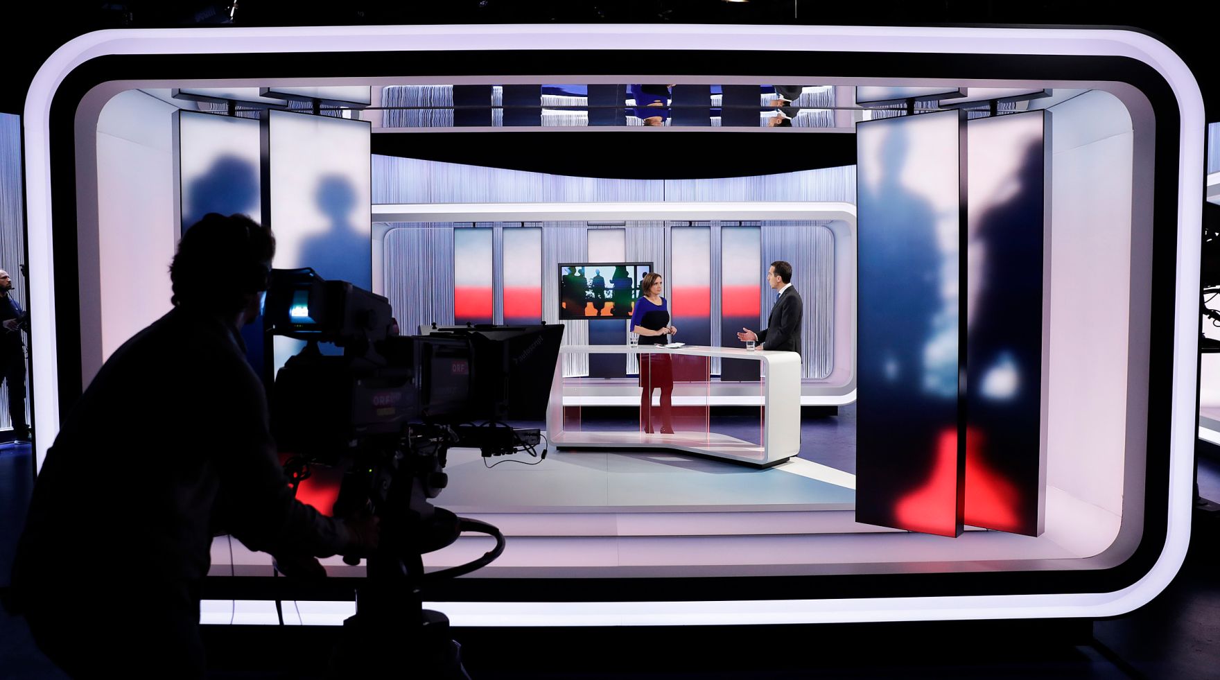 Am 15. November 2016 war Bundeskanzler Christian Kern (r.) zu Gast in der ORF Sendung &quot;Report&quot;. Im Bild mit Moderatorin Susanne Schnabl (l.).