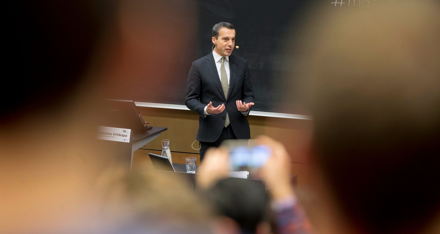 Am 18. November 2016 nahmen Bundeskanzler Christian Kern (im Bild) und &Ouml;konomin Mariana Mazzucato an der Diskussionsveranstaltung Public Risk and Private Profits teil.