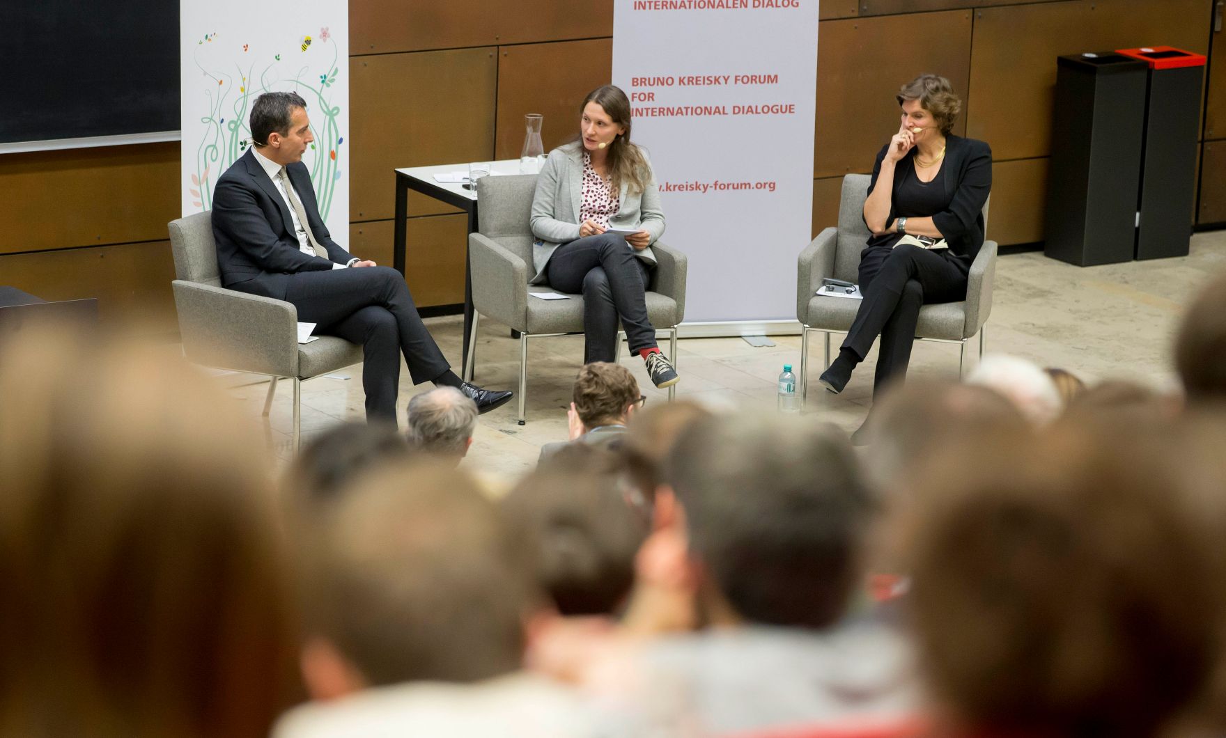 Am 18. November 2016 nahmen Bundeskanzler Christian Kern (l.) und &Ouml;konomin Mariana Mazzucato (r.) an der Diskussionsveranstaltung Public Risk and Private Profits teil.