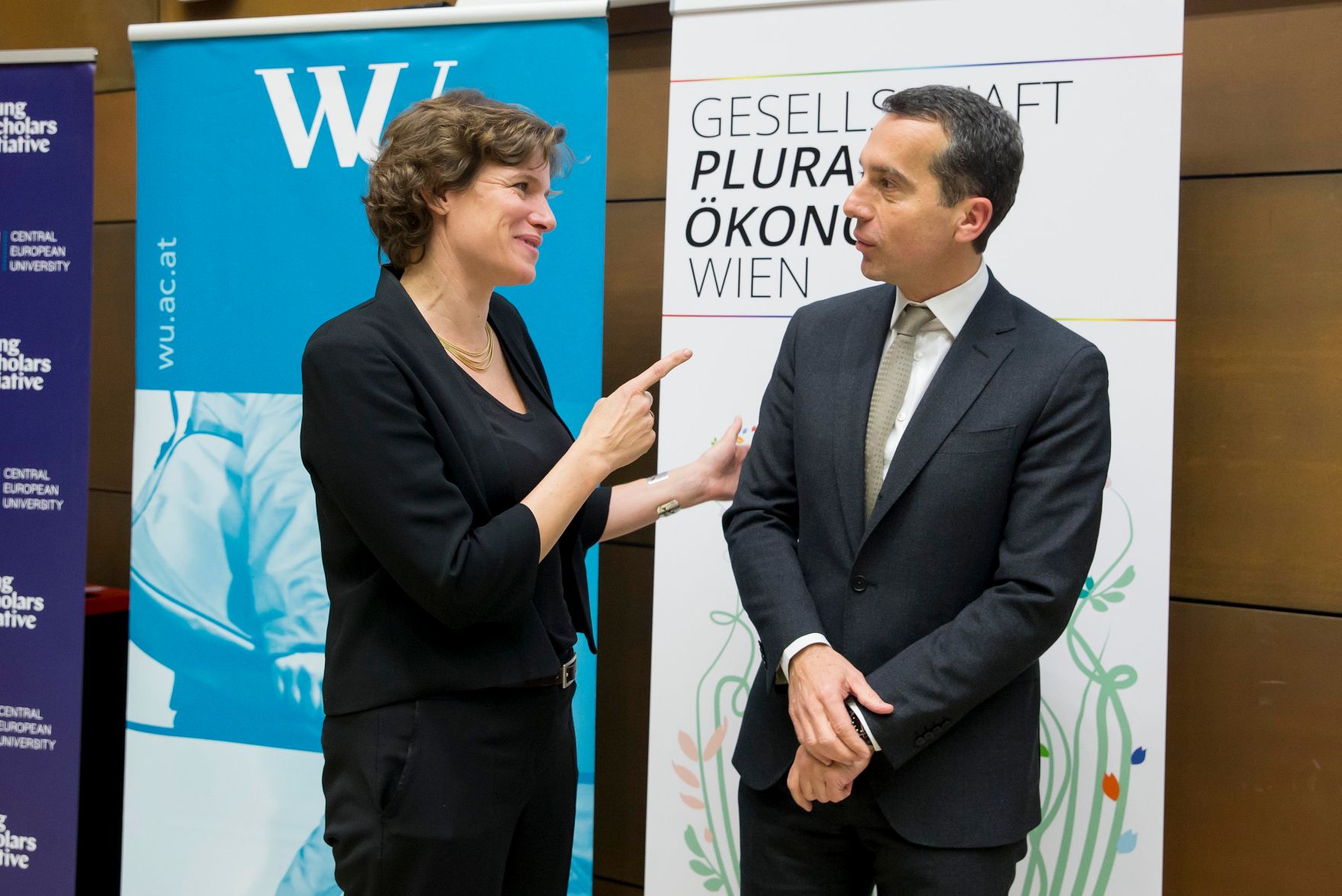 Am 18. November 2016 nahmen Bundeskanzler Christian Kern (r.) und &Ouml;konomin Mariana Mazzucato (l.) an der Diskussionsveranstaltung Public Risk and Private Profits teil.