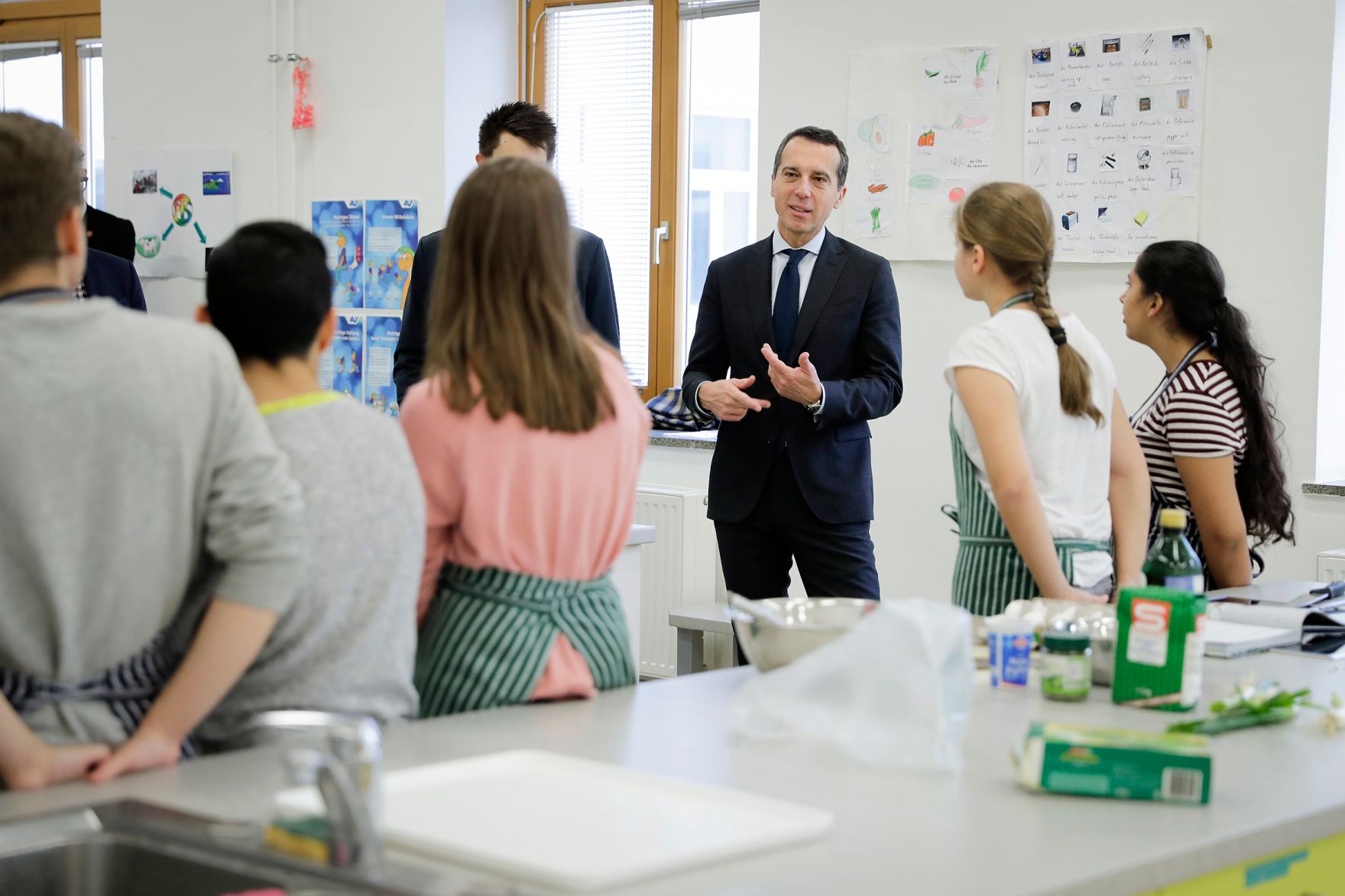 Am 21. November 2016 besuchte Bundeskanzler Christian Kern (m.) die Polytechnische Schule Burggasse in Wien. Im Bild im Gespr&auml;ch mit Sch&uuml;lern.