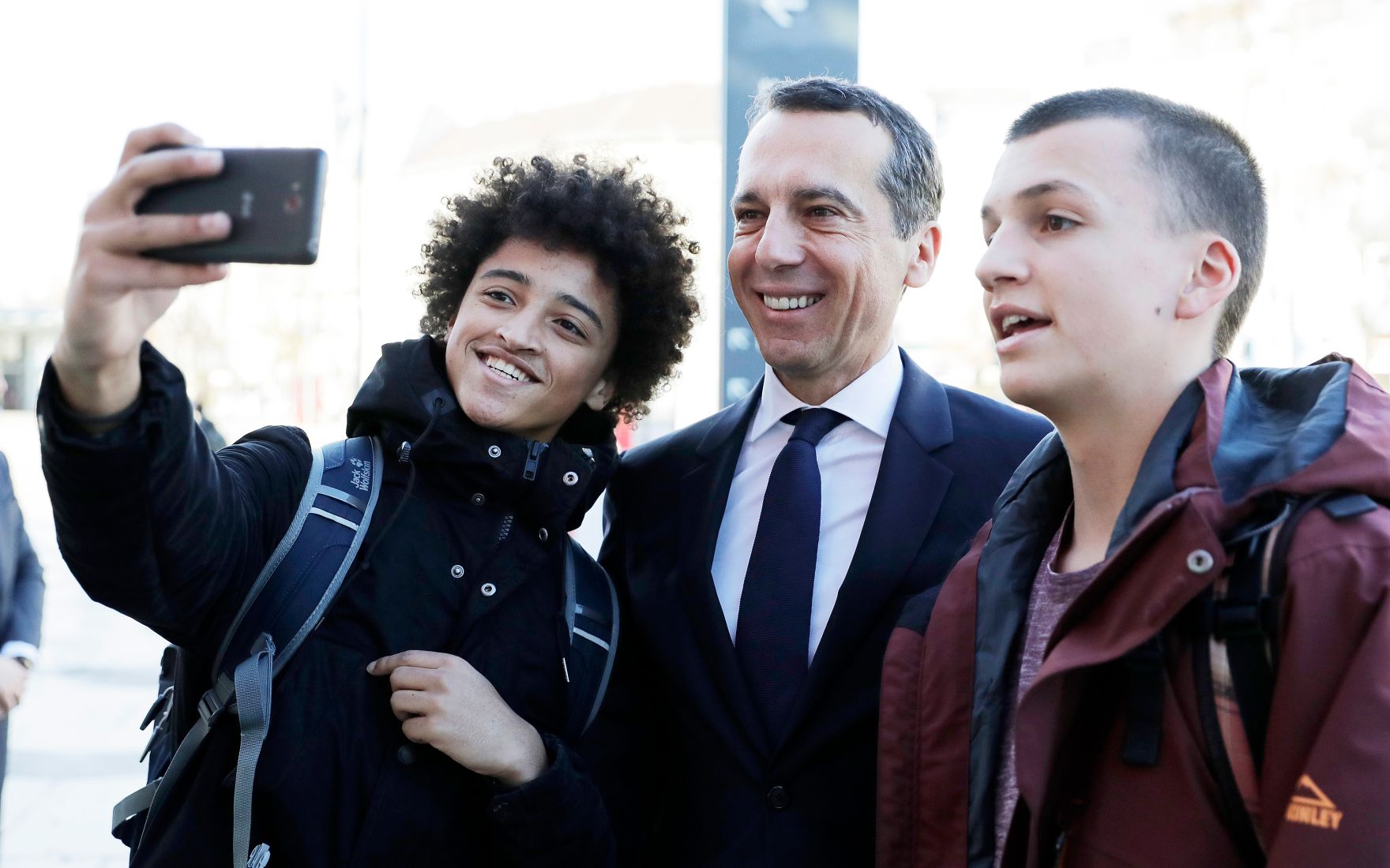 Am 22. November 2016 nahm Bundeskanzler Christian Kern (m.) an dem Gewinn Info-Day  &Ouml;sterreichs Zukunft  deine Chancen. Bildung f&uuml;r alle M&ouml;glichkeiten teil.