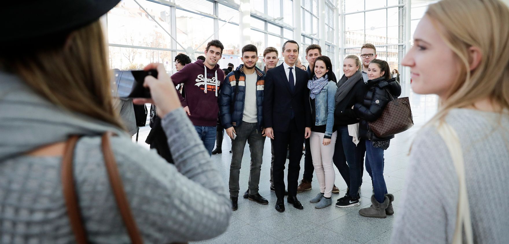Am 22. November 2016 nahm Bundeskanzler Christian Kern (m.) an dem Gewinn Info-Day  &Ouml;sterreichs Zukunft  deine Chancen. Bildung f&uuml;r alle M&ouml;glichkeiten teil.