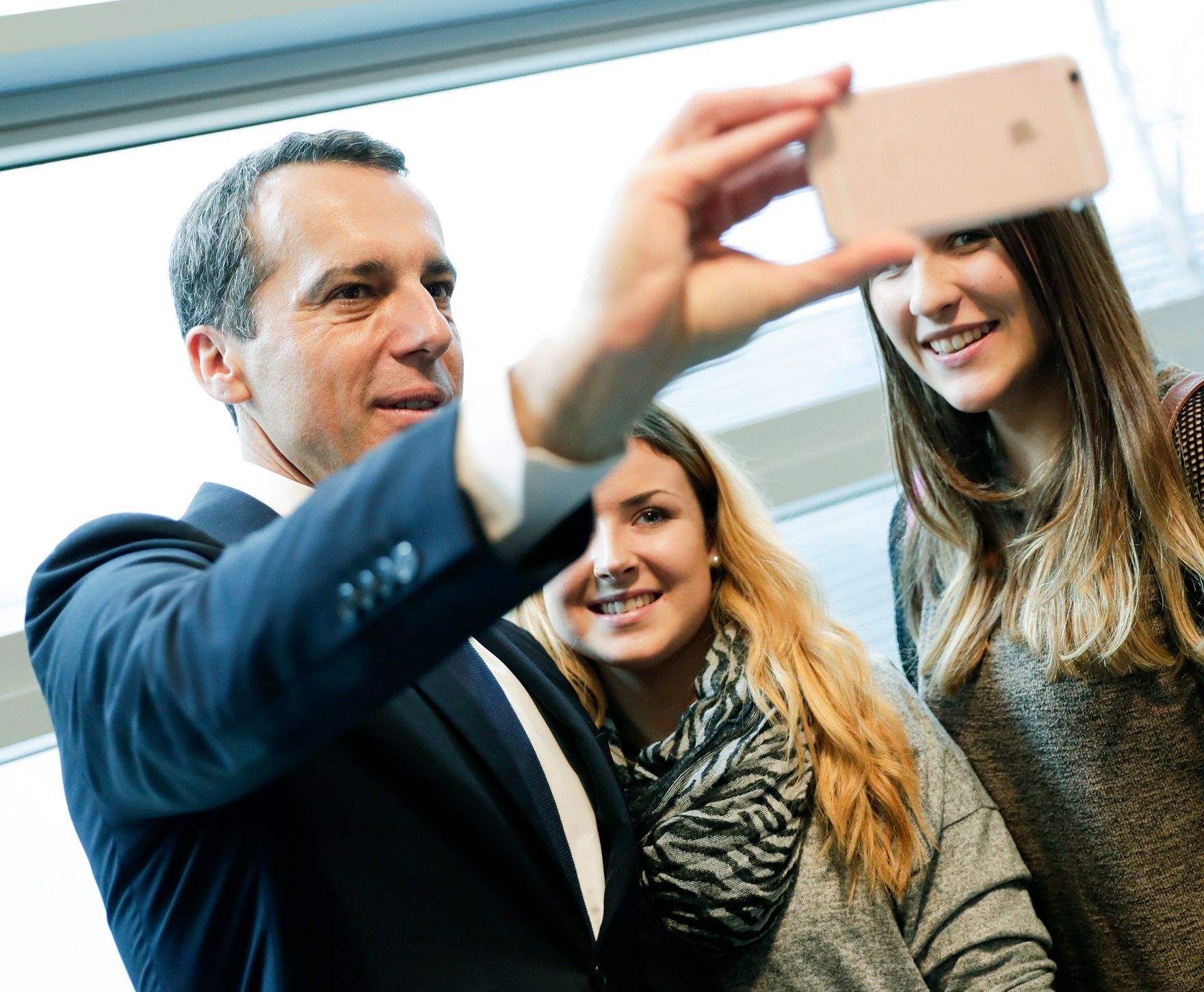 Am 22. November 2016 nahm Bundeskanzler Christian Kern (l.) an dem Gewinn Info-Day  &Ouml;sterreichs Zukunft  deine Chancen. Bildung f&uuml;r alle M&ouml;glichkeiten teil.