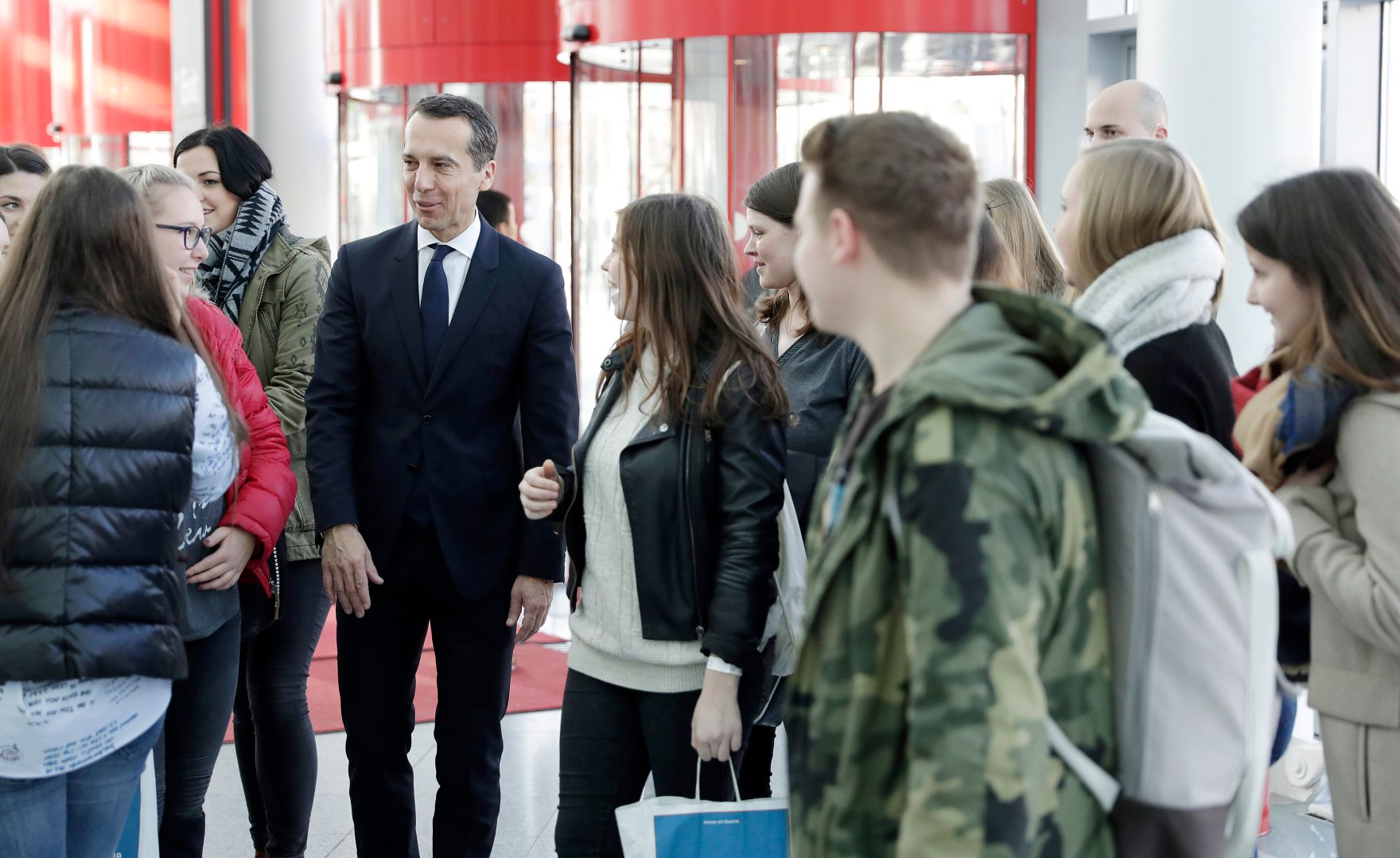 Am 22. November 2016 nahm Bundeskanzler Christian Kern (l.) an dem Gewinn Info-Day  &Ouml;sterreichs Zukunft  deine Chancen. Bildung f&uuml;r alle M&ouml;glichkeiten teil.
