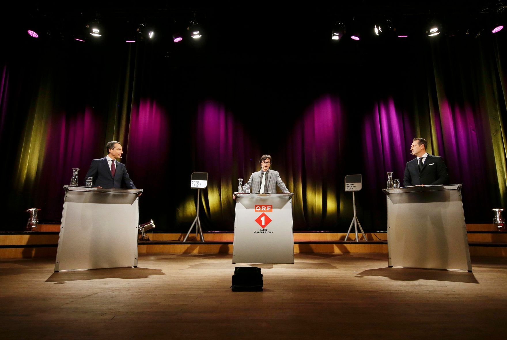 Am 23. November 2016 diskutierten Bundeskanzler Christian Kern (l.) und FP&Ouml; Klubobmann Heinz-Christian Strache (r.) bei der &Ouml;1- Sendung &quot;Klartext&quot; mit Moderator Klaus Webhofer (m.).