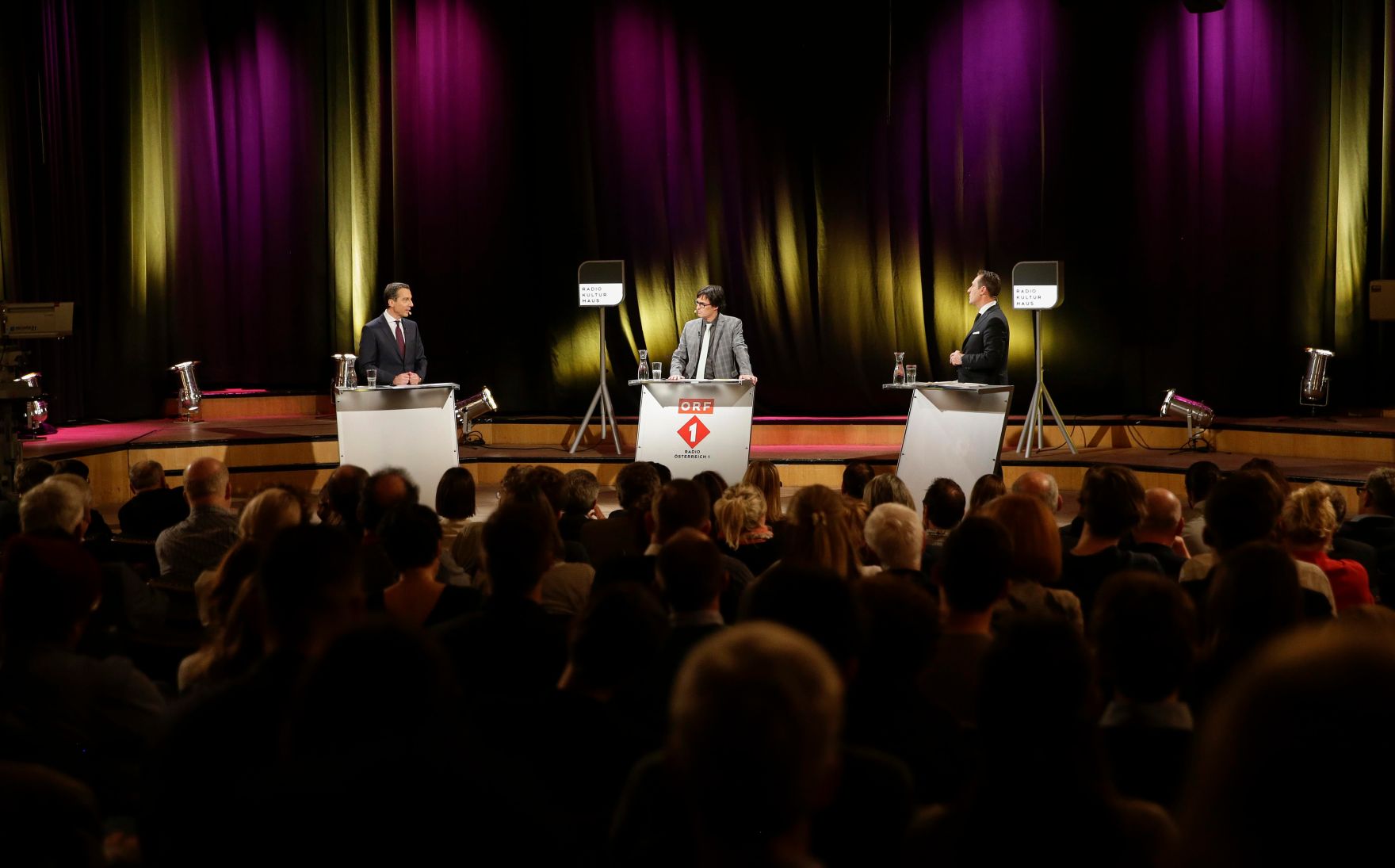 Am 23. November 2016 diskutierten Bundeskanzler Christian Kern (l.) und FP&Ouml; Klubobmann Heinz-Christian Strache (r.) bei der &Ouml;1- Sendung &quot;Klartext&quot; mit Moderator Klaus Webhofer (m.).