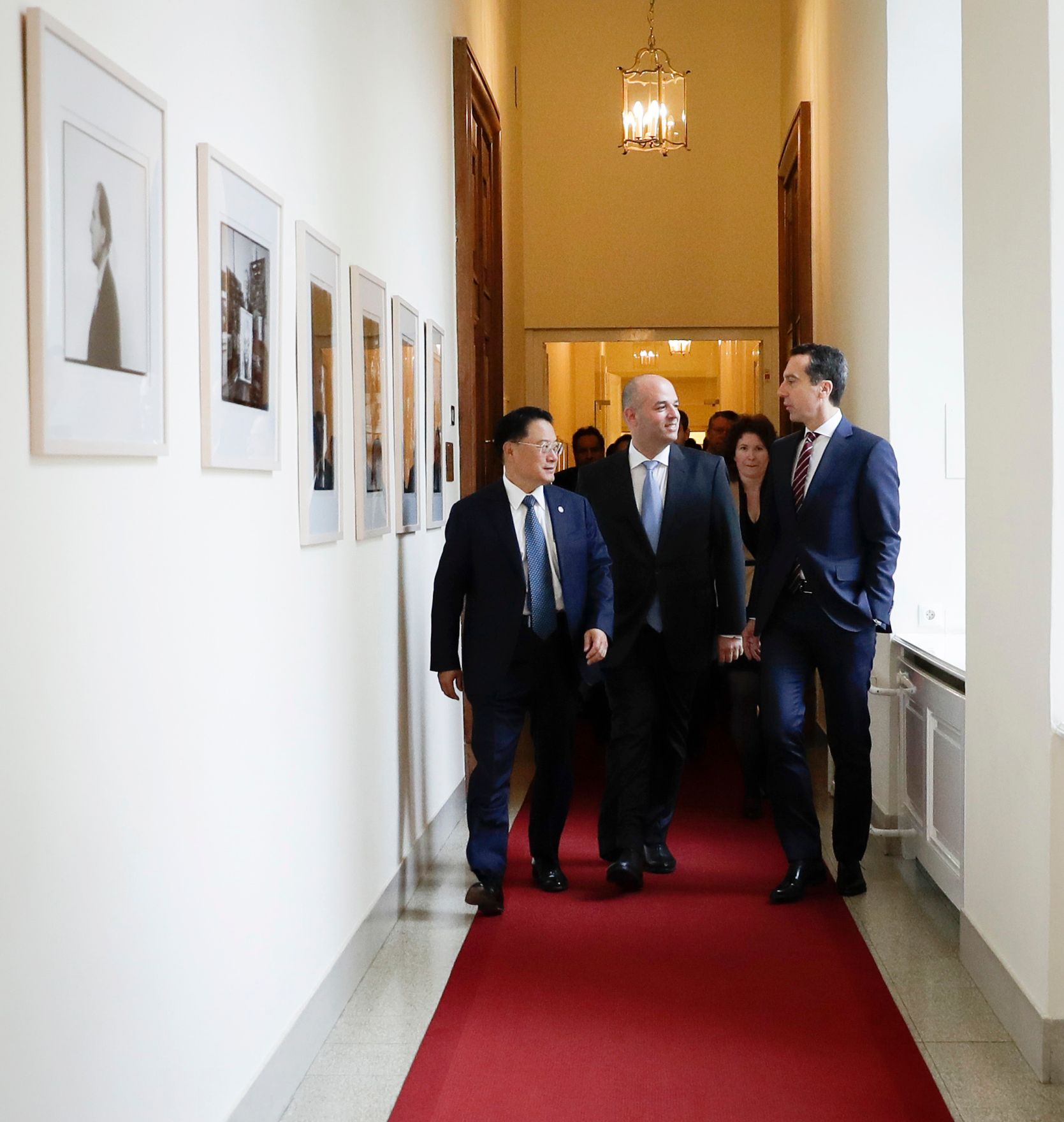 Am 23. November 2016 fand die Unterzeichnung einer &quot;Joint Declaration&quot; zwischen &Ouml;sterreich und der UNIDO statt. Im Bild Bundeskanzler Christian Kern (r.) mit UNIDO Generaldirektor LI Yong (l.) und Alan Shklarek (m.).