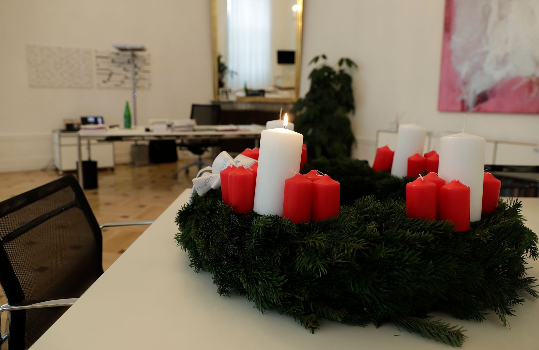 Am 25. November 2016 wurde Bundeskanzler Christian Kern von der Diakonie &Ouml;sterreich ein Adventkranz &uuml;berreicht.