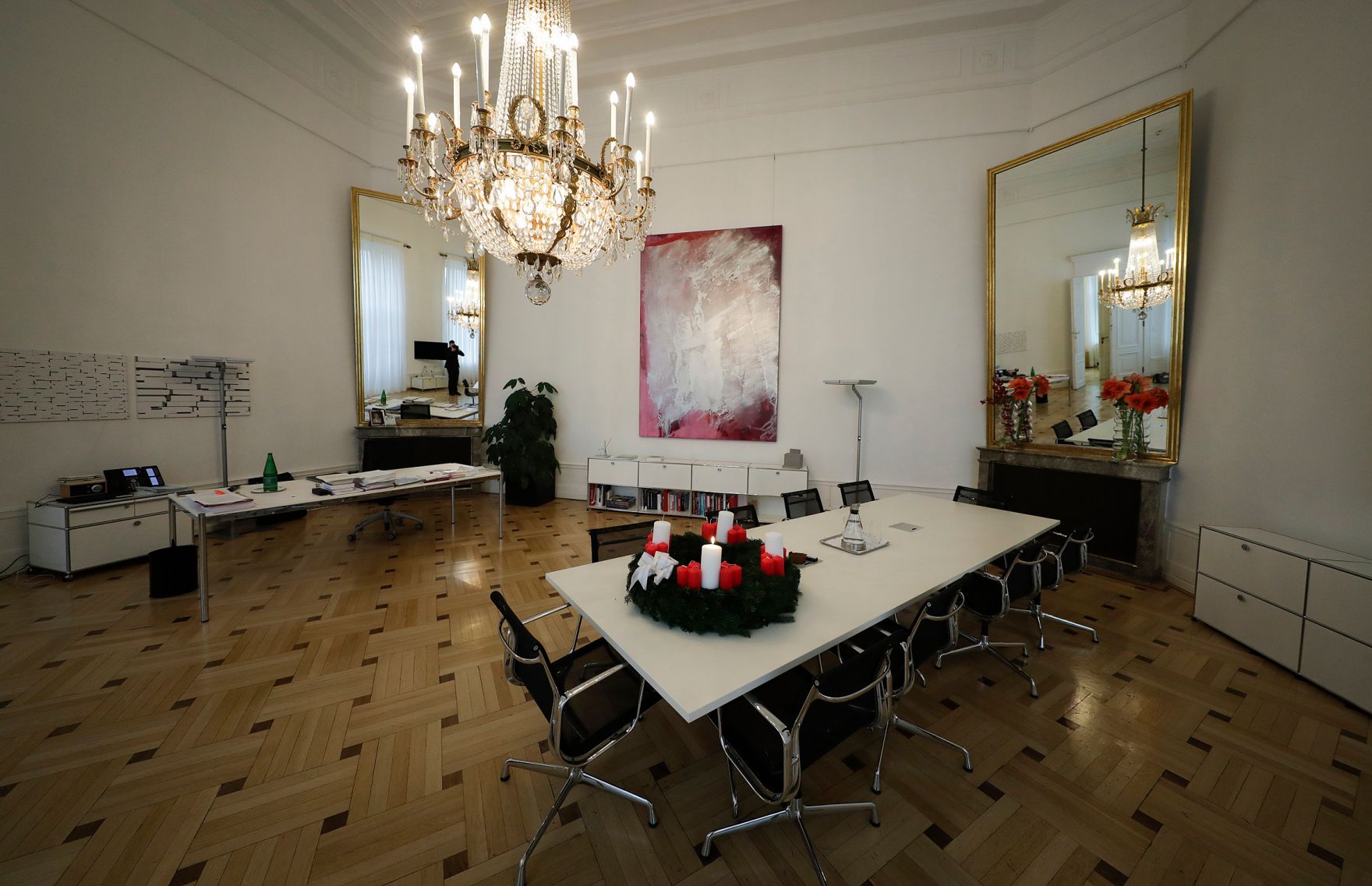 Am 25. November 2016 wurde Bundeskanzler Christian Kern von der Diakonie &Ouml;sterreich ein Adventkranz &uuml;berreicht.