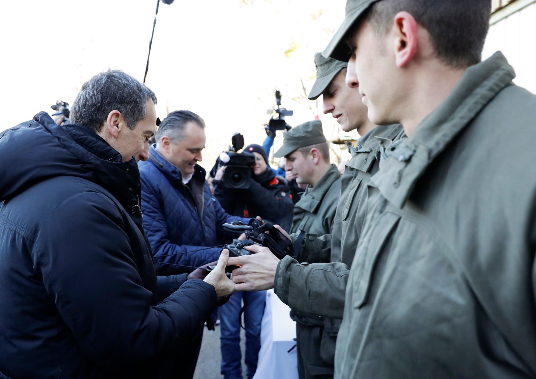 Am 28. November 2016 besuchte Bundeskanzler Christian Kern (l.) gemeinsam mit Verteidigungsminister Hans Peter Doskozil (m.l.) Soldaten in Bruckneudorf.