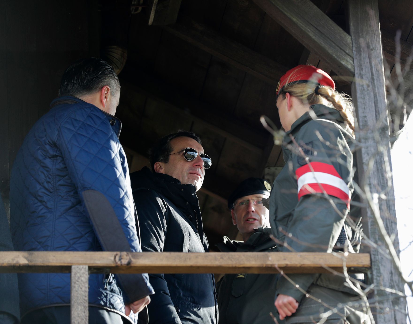 Am 28. November 2016 besuchte Bundeskanzler Christian Kern (m.) gemeinsam mit Verteidigungsminister Hans Peter Doskozil (l.) Soldaten in Bruckneudorf.
