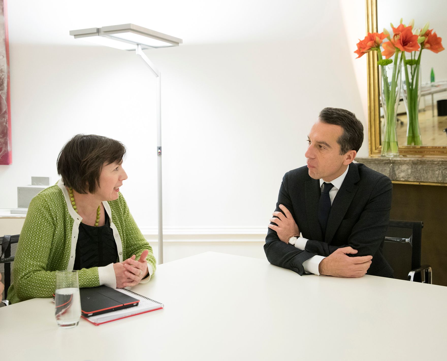 Am 30. November 2016 empfing Bundeskanzler Christian Kern (r.) den Pr&auml;sidenten des &Ouml;sterreichischen Gewerkschaftsbundes Erich Foglar und die Generalsekret&auml;rin des britischen Trades Union Congress Frances O'Grady (l.) zu einem Gespr&auml;ch im Bundeskanzleramt.