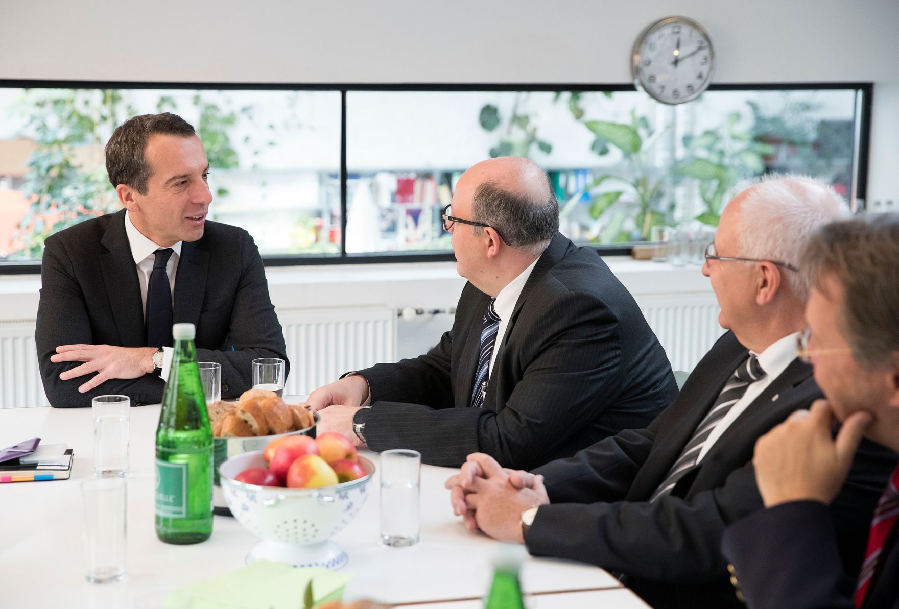 Am 30. November 2016 traf Bundeskanzler Christian Kern (l.) UnternehmerInnen zu einem Gespr&auml;ch.