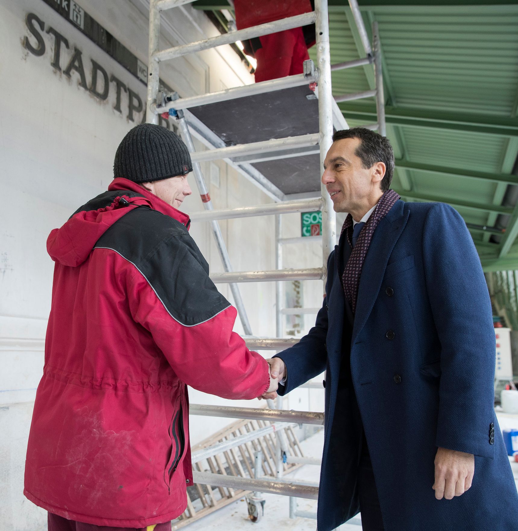 Am 1. Dezember 2016 besuchte Bundeskanzler Christian Kern (r.) die Baustelle der U-Bahn-Linie U4, Station Stadtpark.