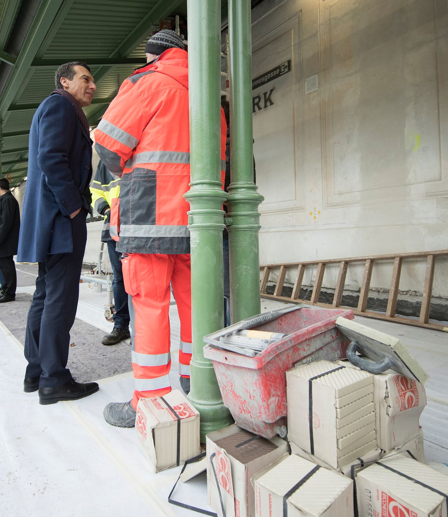 Am 1. Dezember 2016 besuchte Bundeskanzler Christian Kern (l.) die Baustelle der U-Bahn-Linie U4, Station Stadtpark.