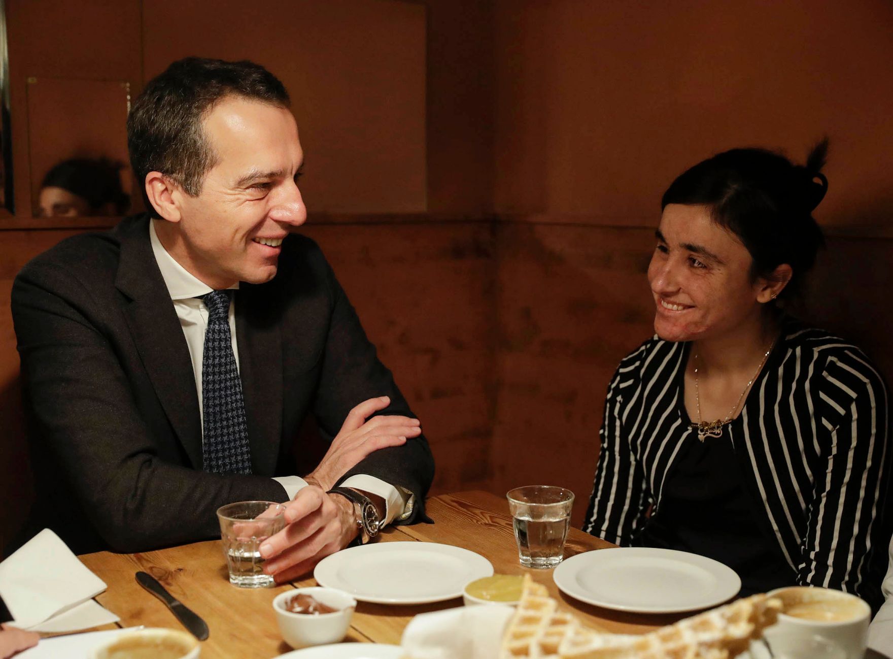 Am 2. Dezember 2016 traf Bundeskanzler Christian Kern (l.) die Sacharow-Preistr&auml;gerin Lamiya Aji Bashar (r.) zu einem Gespr&auml;ch.