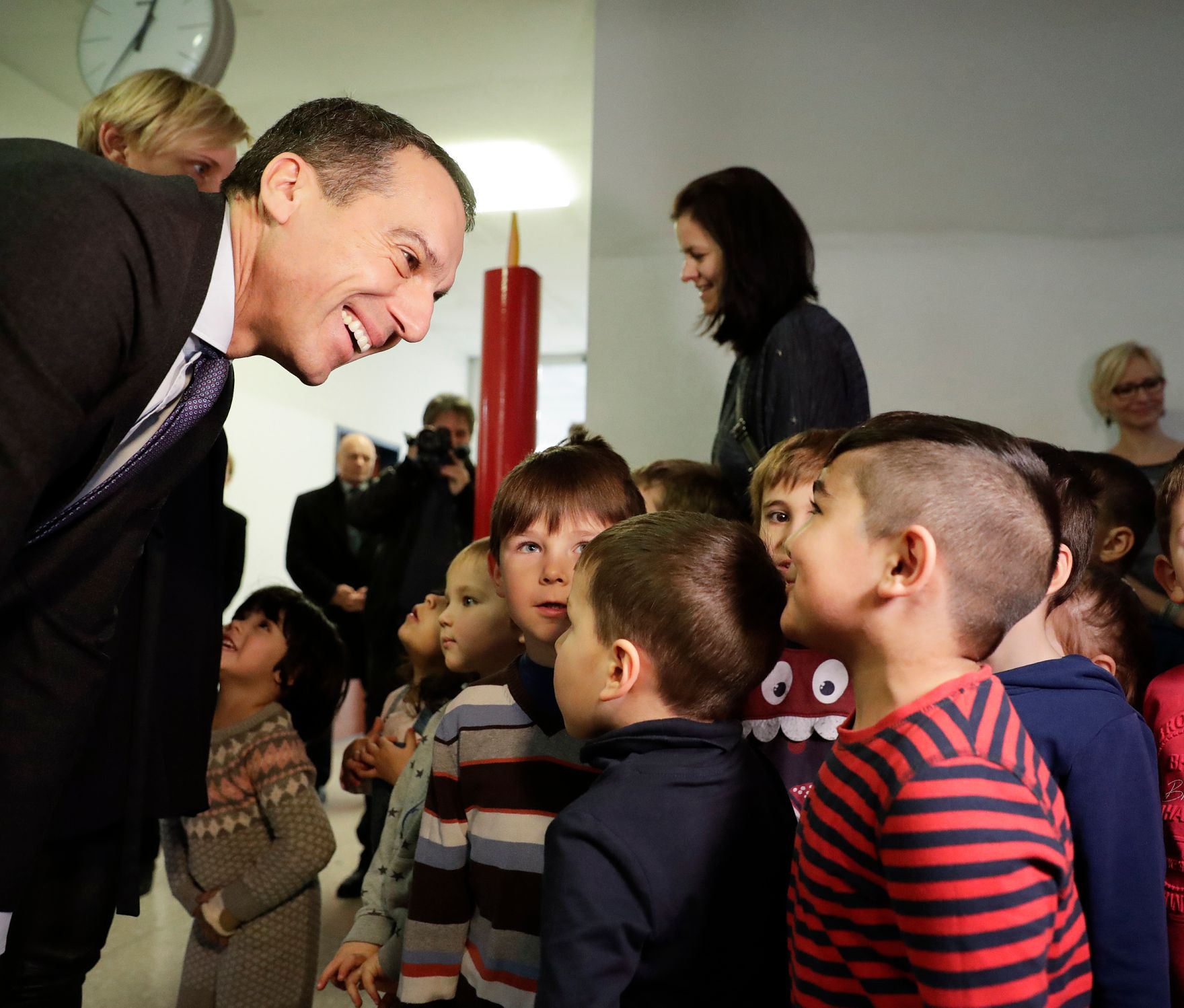 Am 6. Dezember 2016 besuchte Bundeskanzler Christian Kern das Nikolofest mit Kindergartenkindern in der Wiener Bildungsanstalt f&uuml;r Elementarp&auml;dagogik.