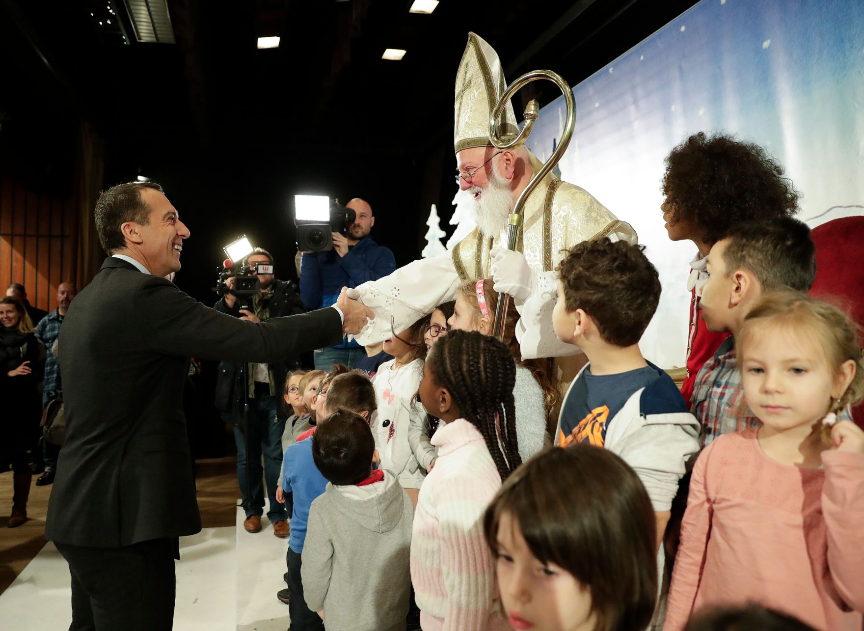 Am 6. Dezember 2016 besuchte Bundeskanzler Christian Kern (l.) das Nikolofest mit Kindergartenkindern in der Wiener Bildungsanstalt f&uuml;r Elementarp&auml;dagogik.