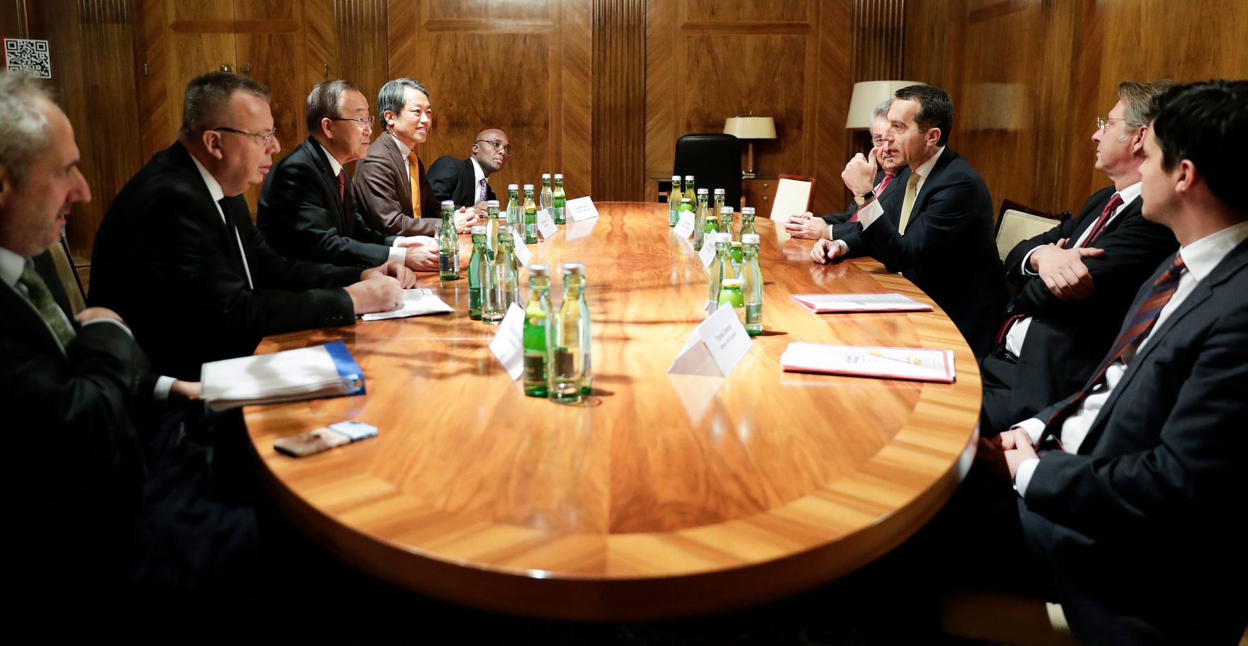 Am 7. Dezember 2016 empfing Bundeskanzler Christian Kern (3.v.r.) den UNO-Generalsekret&auml;t Ban Ki-Moon (3.v.l.) zu einem Arbeitsgespr&auml;ch.