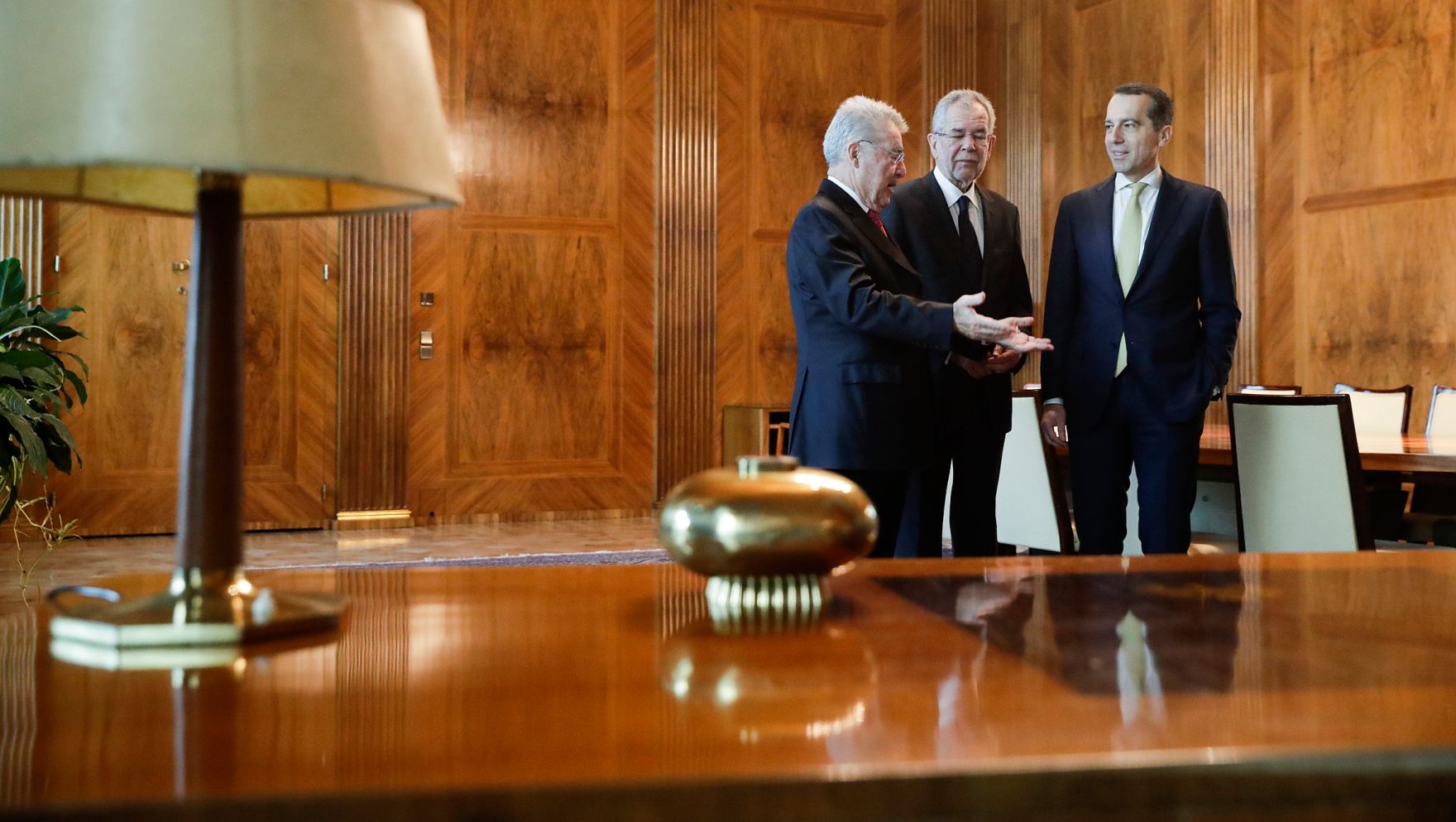 Am 7. Dezember 2016 empfing Bundeskanzler Christian Kern (r.) den designierten Bundespr&auml;sidenten Alexander Van der Bellen (m.) zu einem Gespr&auml;ch. Im Bild mit Bundespr&auml;sident a.D. Heinz Fischer (l.).