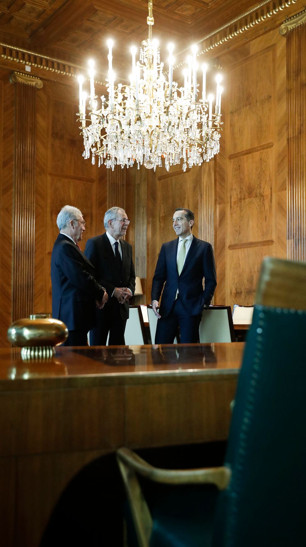 Am 7. Dezember 2016 empfing Bundeskanzler Christian Kern (r.) den designierten Bundespr&auml;sidenten Alexander Van der Bellen (m.) zu einem Gespr&auml;ch. Im Bild mit Bundespr&auml;sident a.D. Heinz Fischer (l.).