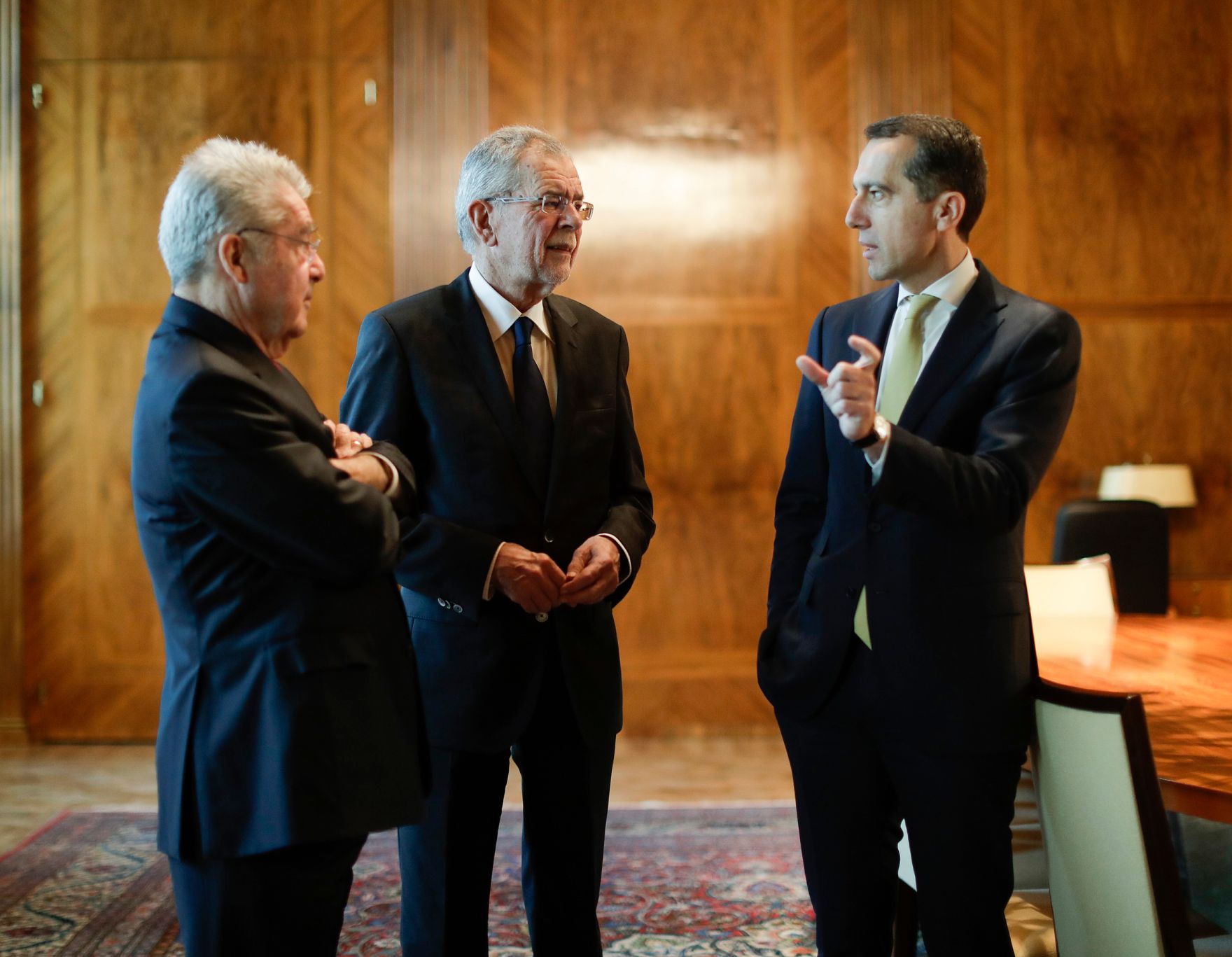 Am 7. Dezember 2016 empfing Bundeskanzler Christian Kern (r.) den designierten Bundespr&auml;sidenten Alexander Van der Bellen (m.) zu einem Gespr&auml;ch. Im Bild mit Bundespr&auml;sident a.D. Heinz Fischer (l.).