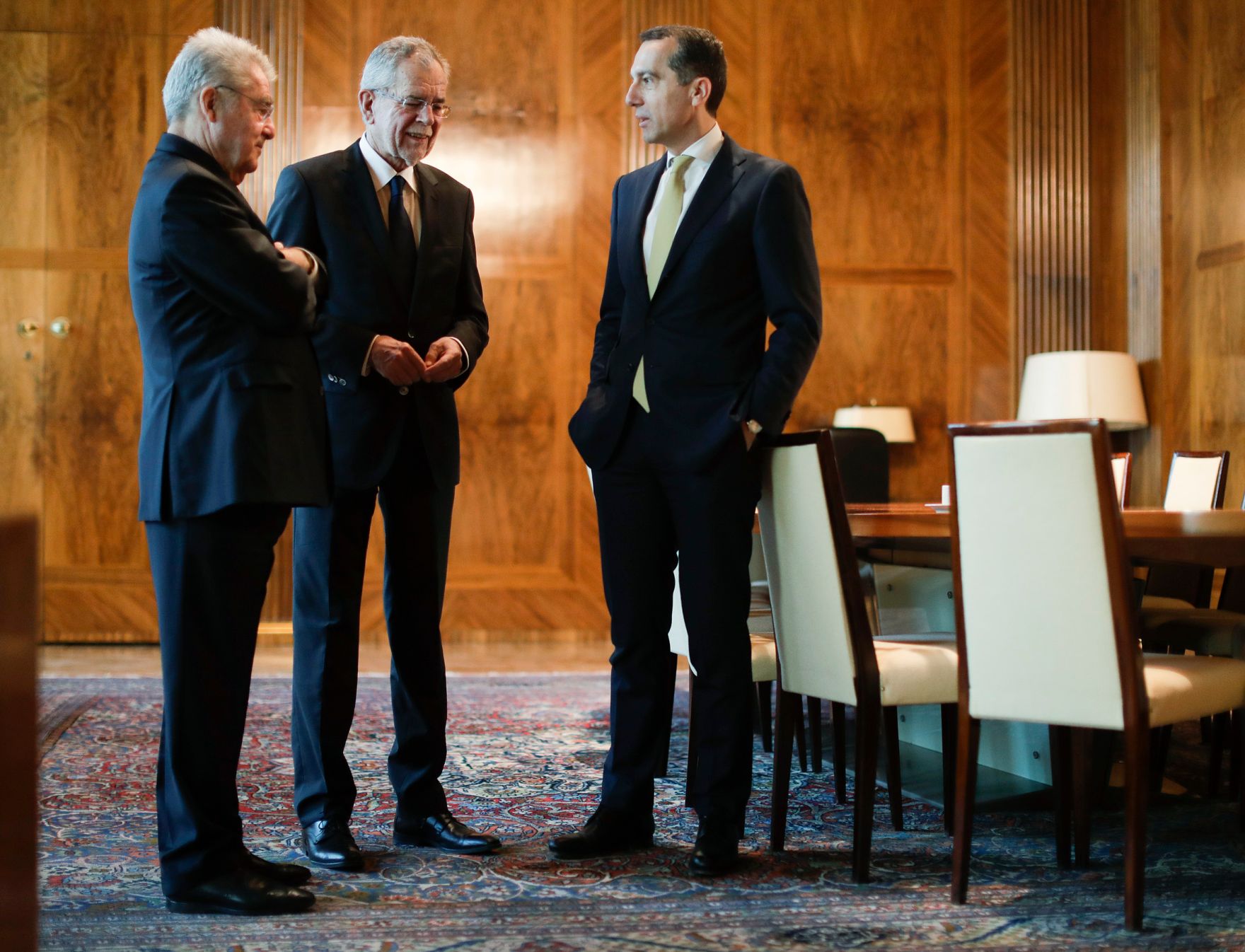 Am 7. Dezember 2016 empfing Bundeskanzler Christian Kern (r.) den designierten Bundespr&auml;sidenten Alexander Van der Bellen (m.) zu einem Gespr&auml;ch. Im Bild mit Bundespr&auml;sident a.D. Heinz Fischer (l.).