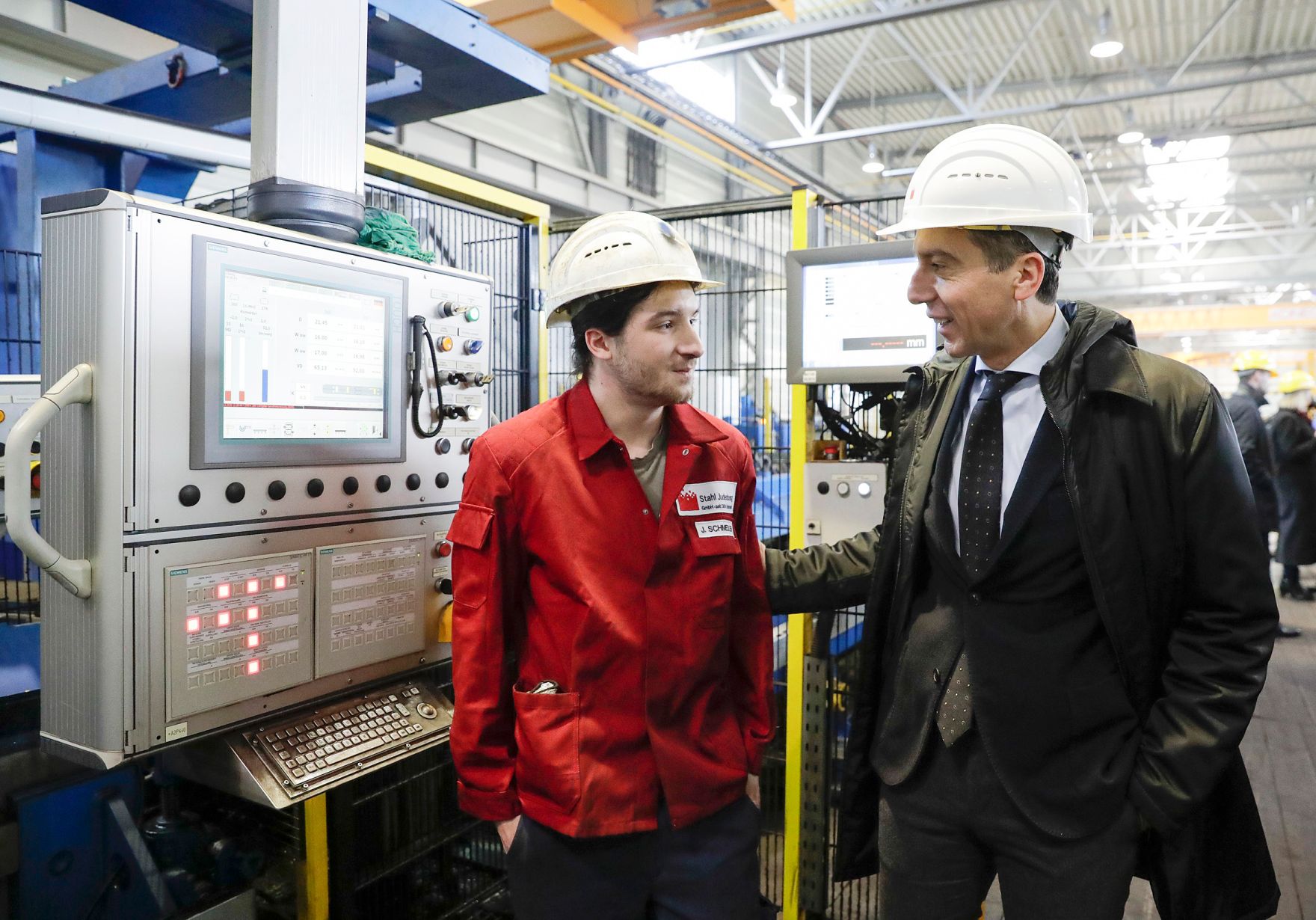 Am 12. Dezember 2016 besuchte Bundeskanzler Christian Kern (r.) den Betrieb Stahl Judenburg.